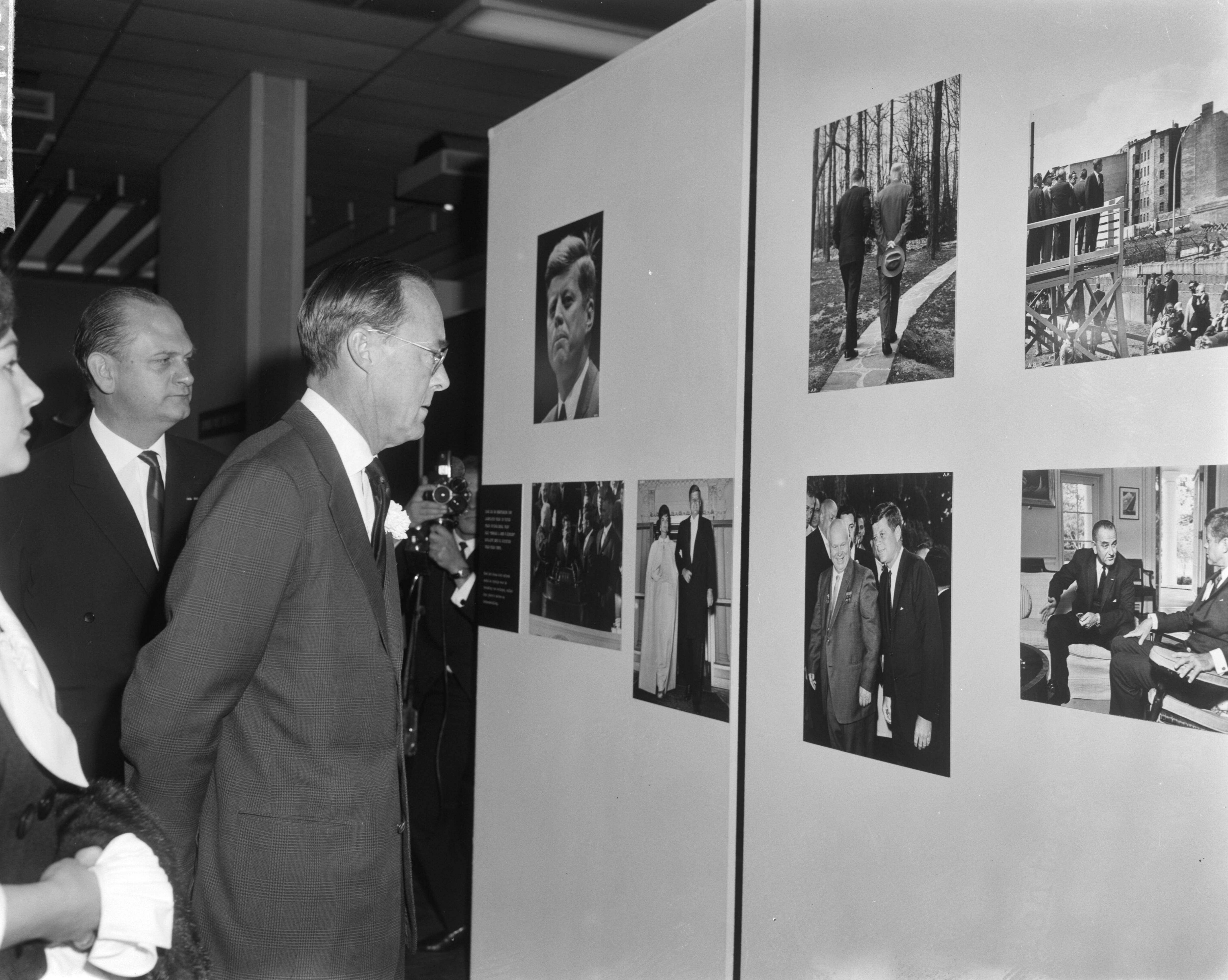 Fotocollectie Anefo — Prins Bernhard opende tentoonstelling World Press Photo 1963 in het Gemeentemuseum te Den Haag. De prins bekijkt een serie foto's over de Amerikaanse president John F. Kennedy — Foto: Bilsen, Joop van / Anefo. Licentie: Set B: Rechtenvrij / Publiek Domein. Bron: Nationaal Archief. http://hdl.handle.net/10648/aa51fe3e-d0b4-102d-bcf8-003048976d84