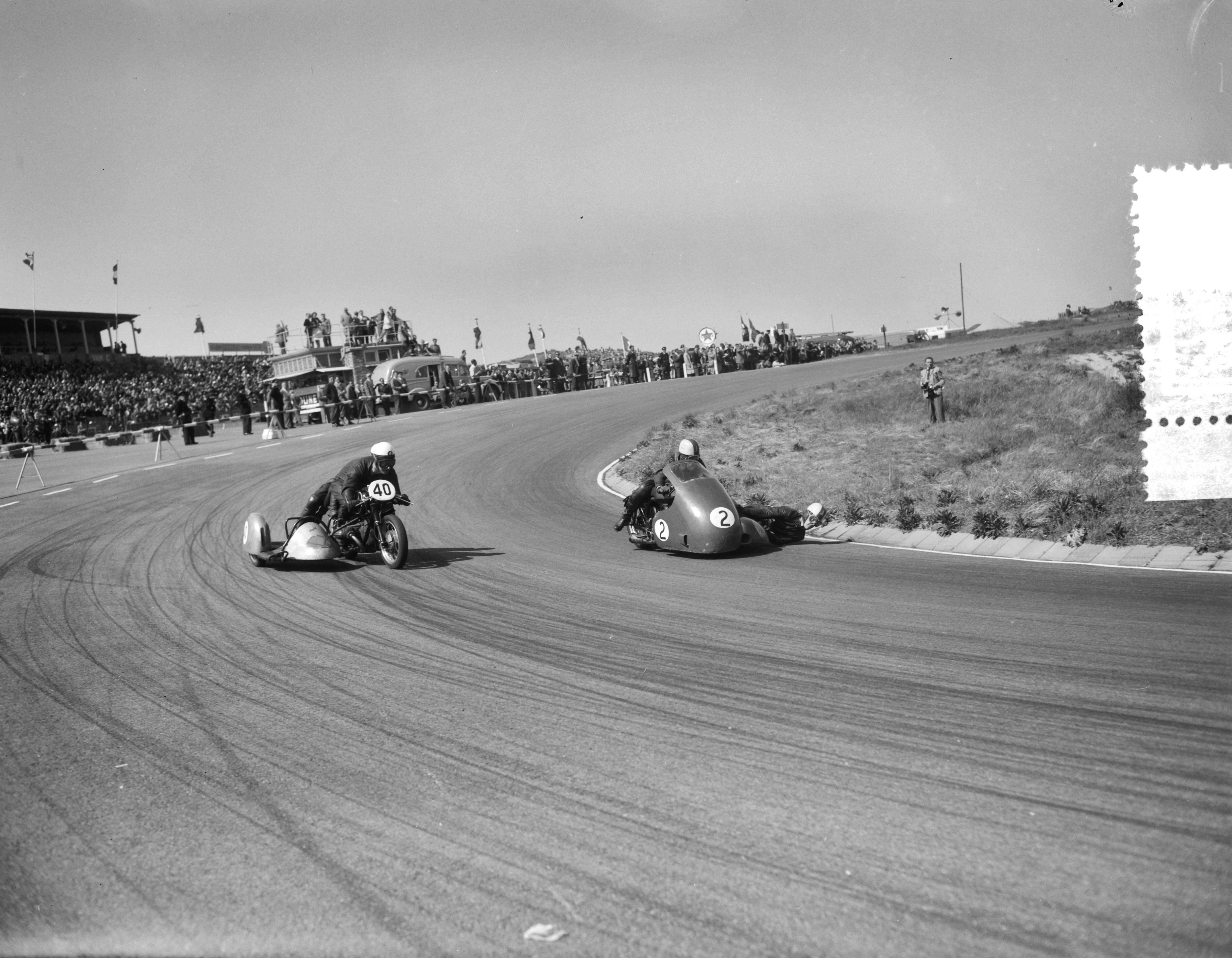 Fotocollectie Anefo — Zijspanrace op het circuit van Zandvoort — Foto: Bilsen, Joop van / Anefo. Licentie: Set B: Rechtenvrij / Publiek Domein. Bron: Nationaal Archief. http://hdl.handle.net/10648/a9489e44-d0b4-102d-bcf8-003048976d84