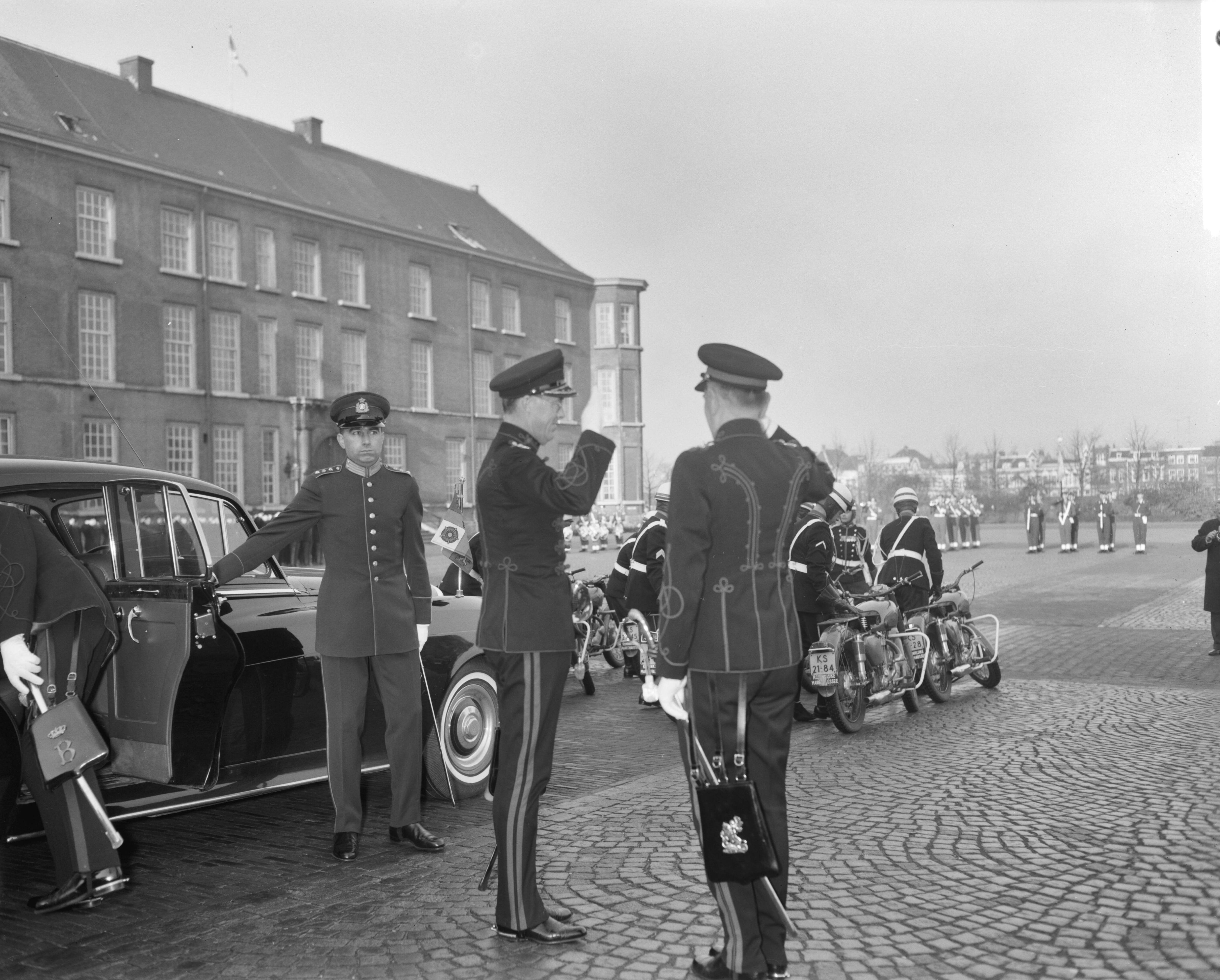 Fotocollectie Anefo — Prins Bernhard bij installatie van het curatorium en de Raad van Gouverneur en Assessoren van de Koninklijke Militaire Academie te Breda.. Aankomst van prins Bernhard. Hij wordt begroet door de gouverneur van de academier, brigade-generaal W.C.H. van Reede — Foto: Bilsen, Joop van / Anefo. Licentie: Set B: Rechtenvrij / Publiek Domein. Bron: Nationaal Archief. http://hdl.handle.net/10648/a9edabf0-d0b4-102d-bcf8-003048976d84