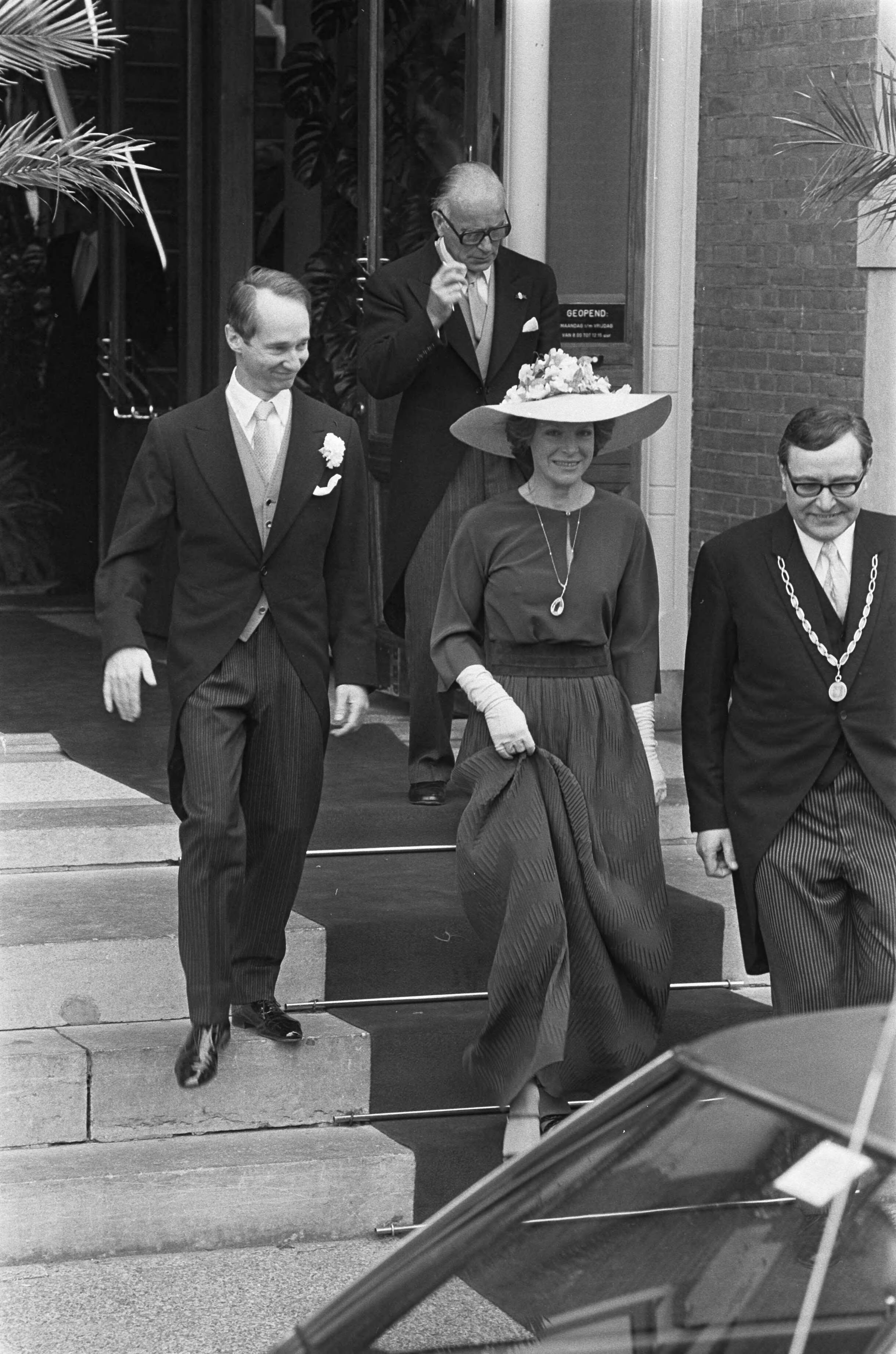 Huwelijk prinses Christina en Jorge Guillermo; de sluiting van het burgerlijk huwelijk in het stadhuis van Baarn — Prinses Irene en Carlos Hugo van Bourbon Parma verlaten het stadhuis — Foto: Meerdere fotografen / Anefo. Licentie: Set B: Rechtenvrij / Publiek Domein. Bron: Nationaal Archief. http://hdl.handle.net/10648/ac6c4ee0-d0b4-102d-bcf8-003048976d84
