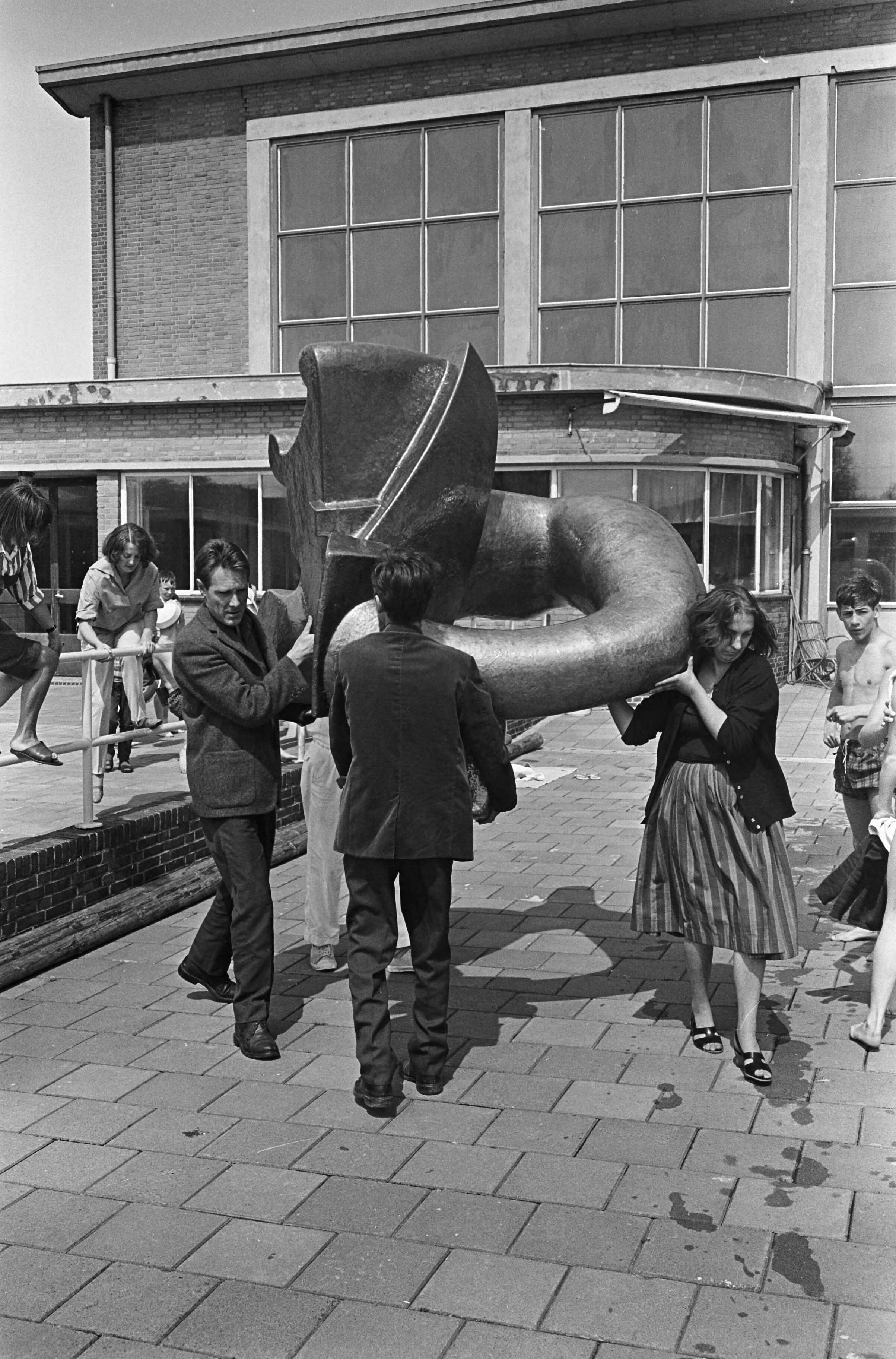 Fotocollectie Anefo — Beeldhouwkunst in het zwembad te Wassenaar van beeldhouwer Rob Blöte — Foto: Duinen, G.W. van / Anefo. Licentie: Set B: Rechtenvrij / Publiek Domein. Bron: Nationaal Archief. http://hdl.handle.net/10648/aab43a90-d0b4-102d-bcf8-003048976d84