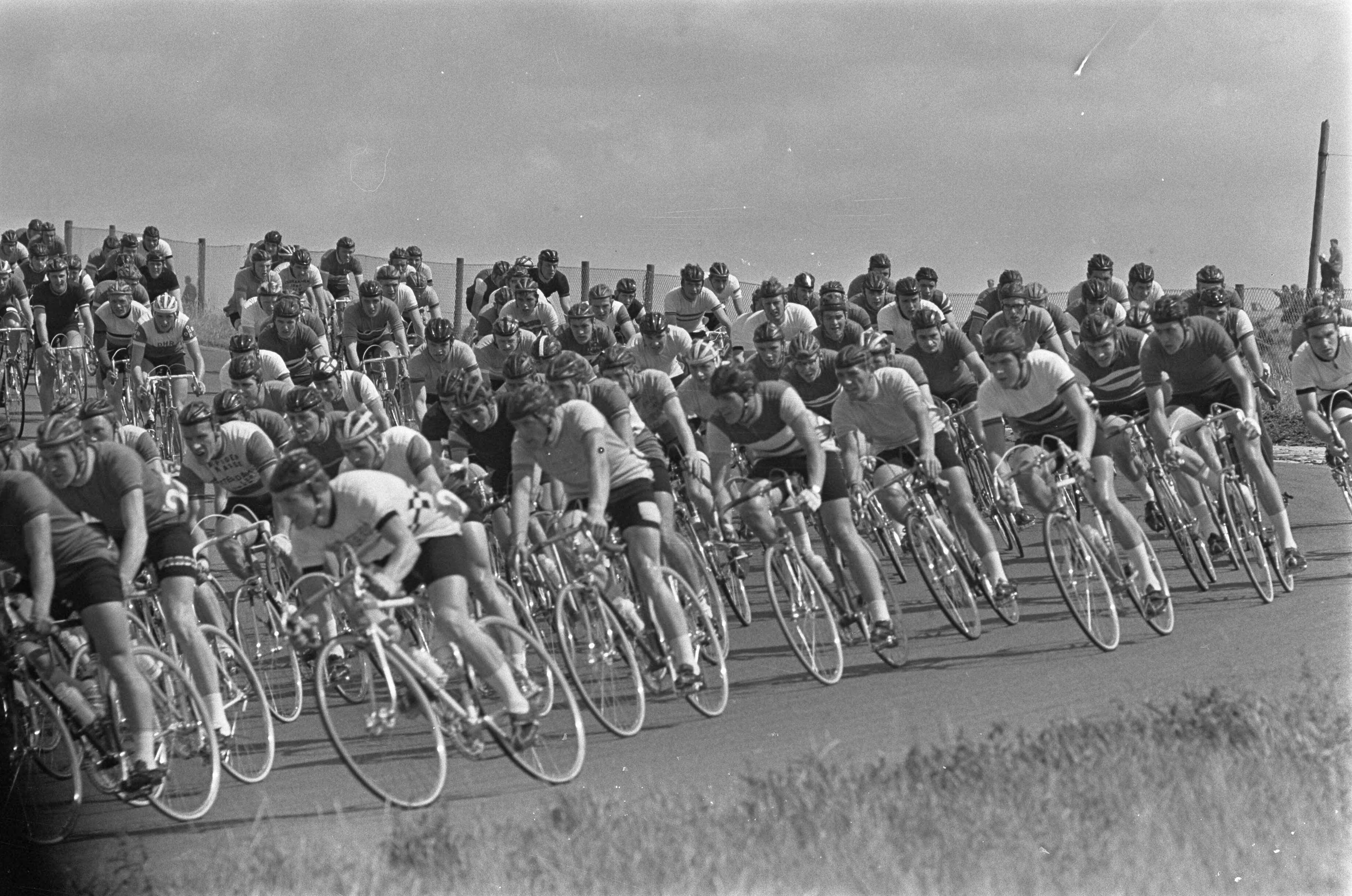 Fotocollectie Anefo — Wielerkampioenschappen te Zandvoort, de Amateurs in gesloten peleton op de Hunzerug — Foto: Koch, Eric / Anefo. Licentie: Set B: Rechtenvrij / Publiek Domein. Bron: Nationaal Archief. http://hdl.handle.net/10648/aaf59288-d0b4-102d-bcf8-003048976d84