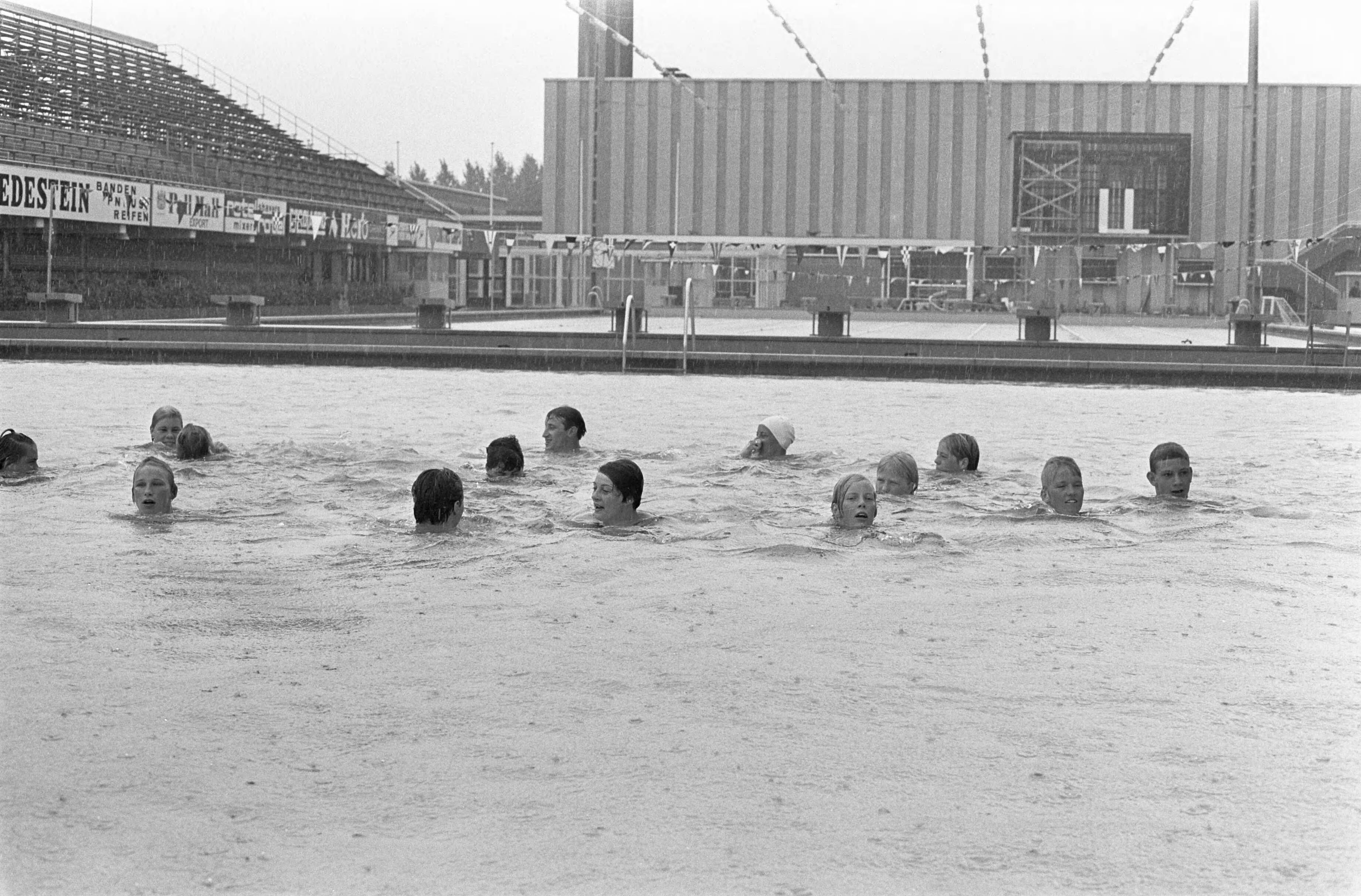 Fotocollectie Anefo — Europese Kampioenschappen zwemmen, tijdens training — Foto: Kroon, Ron / Anefo. Licentie: Set B: Rechtenvrij / Publiek Domein. Bron: Nationaal Archief. http://hdl.handle.net/10648/aaf5528c-d0b4-102d-bcf8-003048976d84