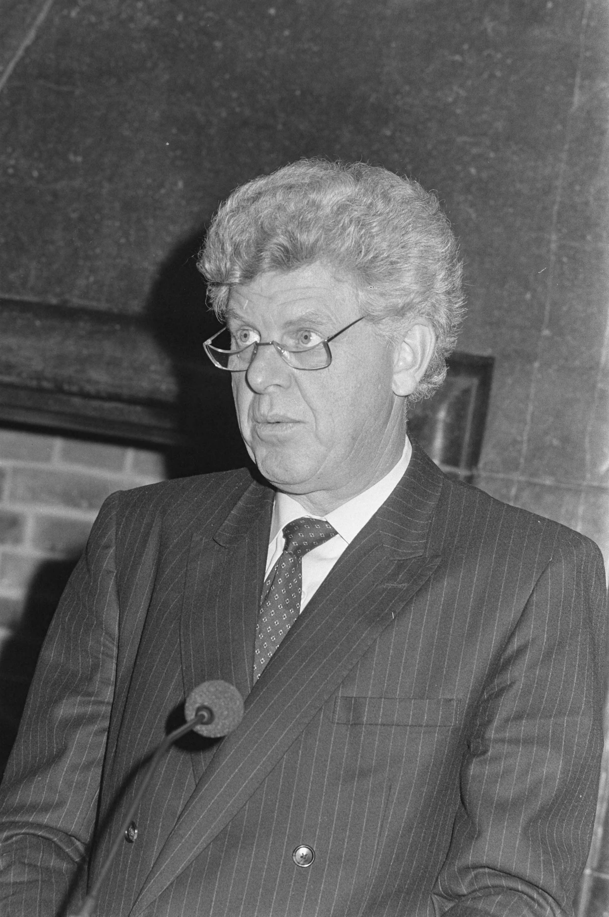 Fotocollectie Anefo — Uitreiking Koning Willem I Plaquettes 1987 in Den Haag door Prins Claus ; Duisenburg, kop — Foto: Bogaerts, Rob / Anefo. Licentie: Set B: Rechtenvrij / Publiek Domein. Bron: Nationaal Archief. http://hdl.handle.net/10648/ad610a48-d0b4-102d-bcf8-003048976d84