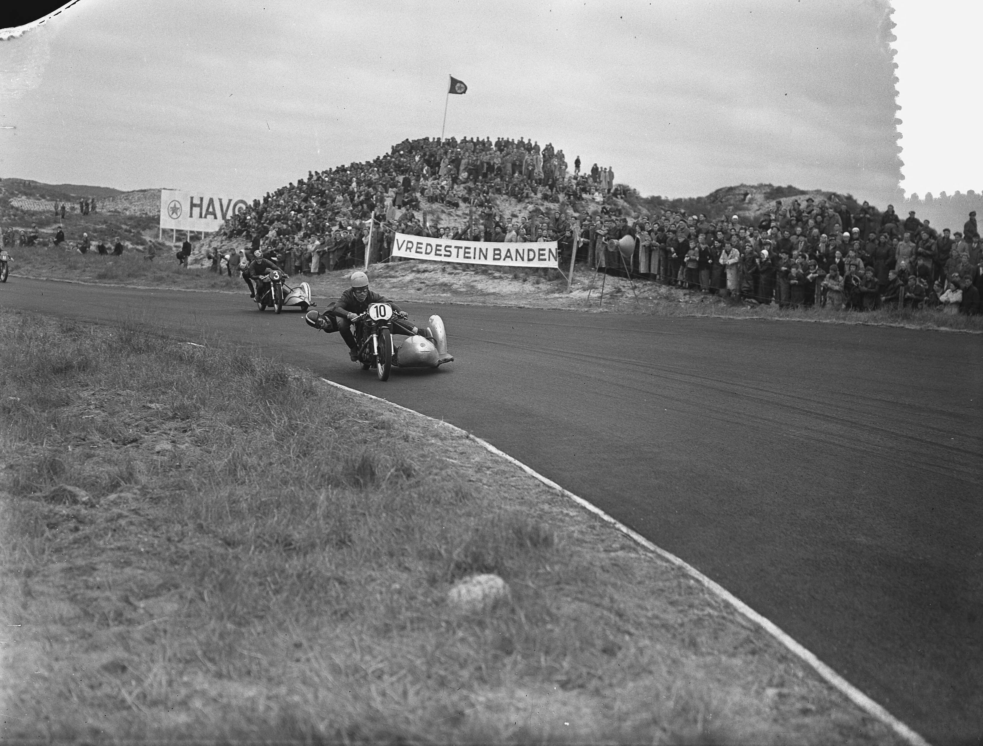 Motorraces Zandvoort — Motorraces op het circuit van Zandvoort. Zijspannen — Foto: Bilsen, Joop van / Anefo. Licentie: Set B: Rechtenvrij / Publiek Domein. Bron: Nationaal Archief. http://hdl.handle.net/10648/a9220504-d0b4-102d-bcf8-003048976d84