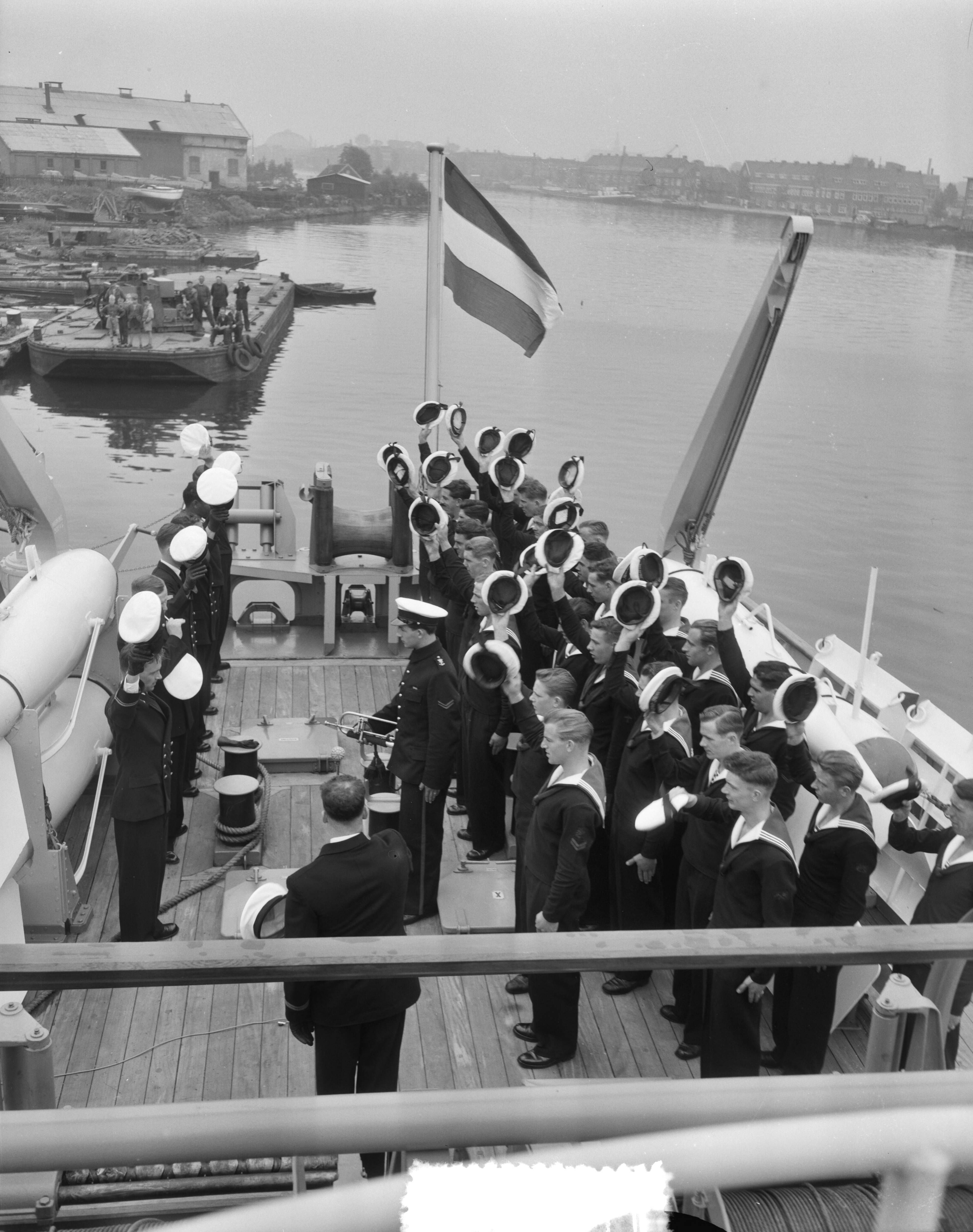 Fotocollectie Anefo — Indienststelling kustmijnenveger Hr. Ms. "Steenwijk" bij Haarlemse Scheepsbouwmaatschappij — Foto: Pot, Harry / Anefo. Licentie: Set B: Rechtenvrij / Publiek Domein. Bron: Nationaal Archief. http://hdl.handle.net/10648/a94bfe40-d0b4-102d-bcf8-003048976d84