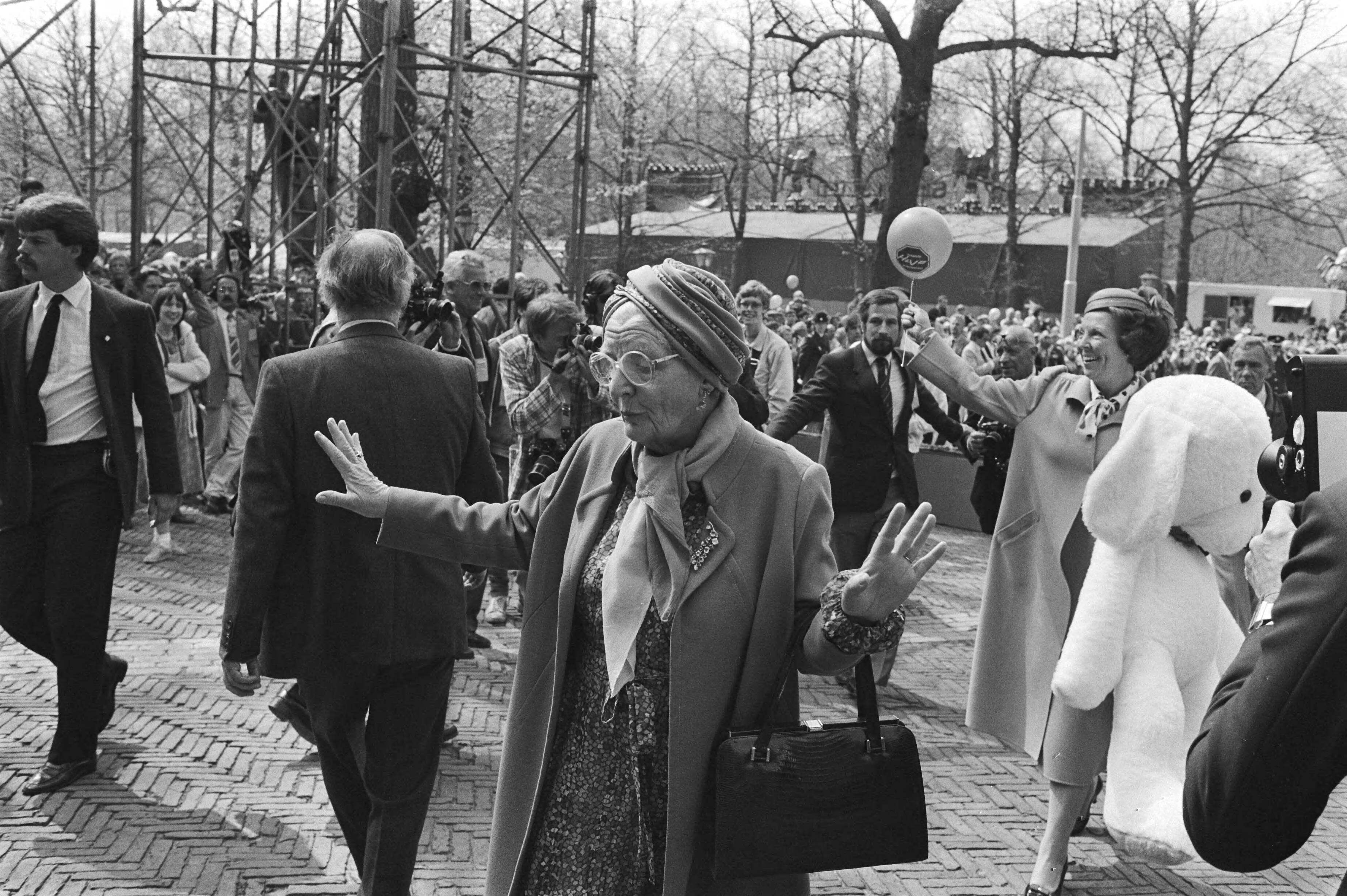Fotocollectie Anefo — Koninginnedag 1984 in Den Haag ; Prinses Juliana , geirriteerd door fotografen — Foto: Antonisse, Marcel / Anefo. Licentie: Set B: Rechtenvrij / Publiek Domein. Bron: Nationaal Archief. http://hdl.handle.net/10648/ad381048-d0b4-102d-bcf8-003048976d84
