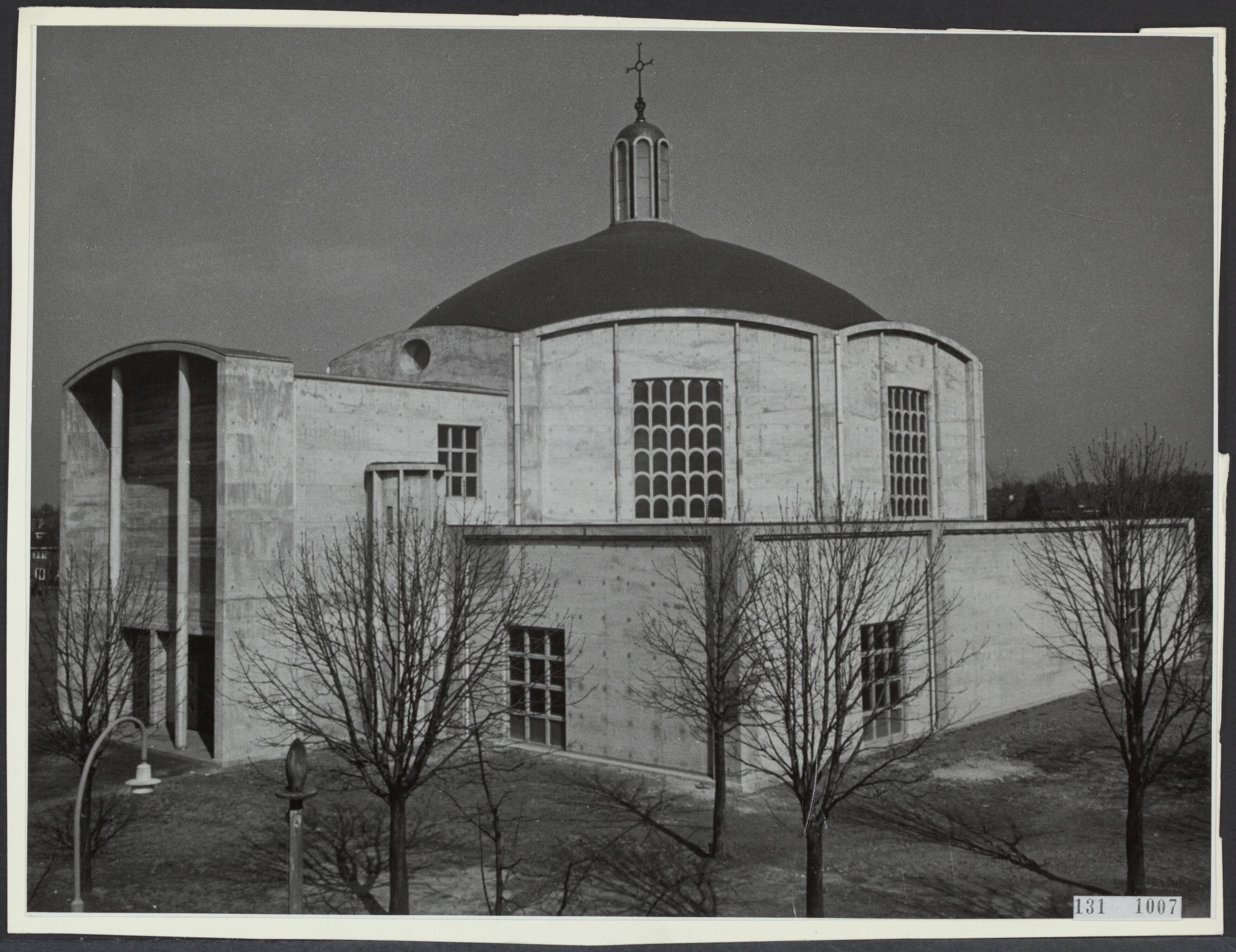 Fotocollectie Rijksvoorlichtingsdienst Eigen — Heerlen. St Annakerk met het gezicht op de koepel en de ingangspartij — Foto: Lahaye, Frans. Licentie: Set B: Rechtenvrij / Publiek Domein. Bron: Nationaal Archief. http://hdl.handle.net/10648/af512824-d0b4-102d-bcf8-003048976d84