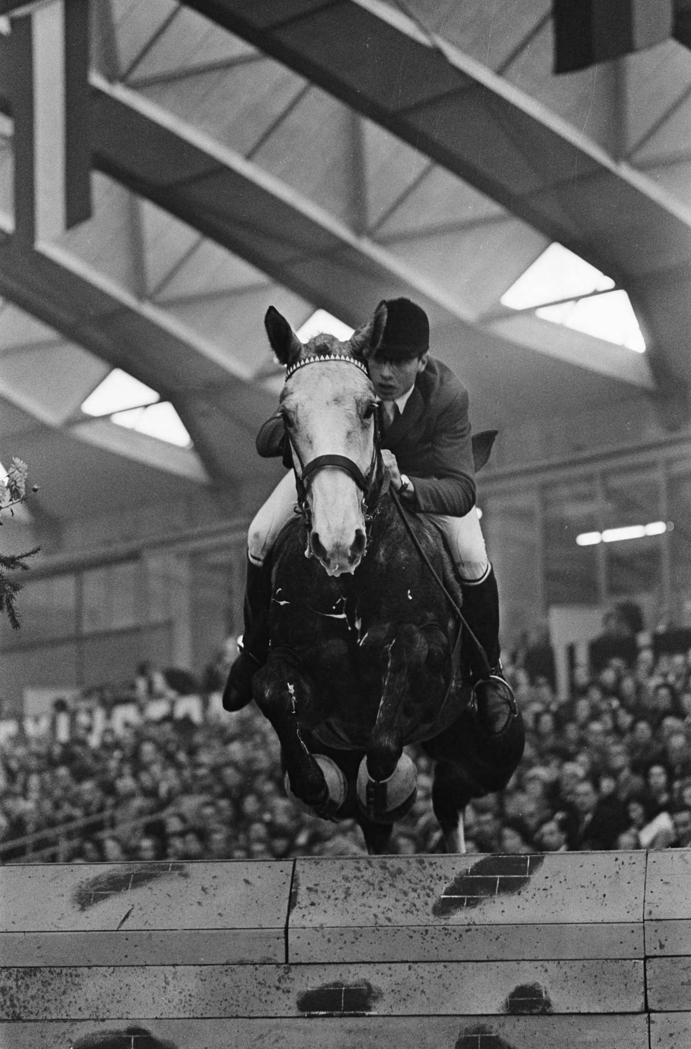 Jumping Amsterdam 1965 in de RAI te Amsterdam — De Franse ruiter J. Chabrol tijdens sprong met zijn paard "Orsiris" — Foto: Fotograaf Onbekend / Anefo. Licentie: Set B: Rechtenvrij / Publiek Domein. Bron: Nationaal Archief. http://hdl.handle.net/10648/aac9303a-d0b4-102d-bcf8-003048976d84