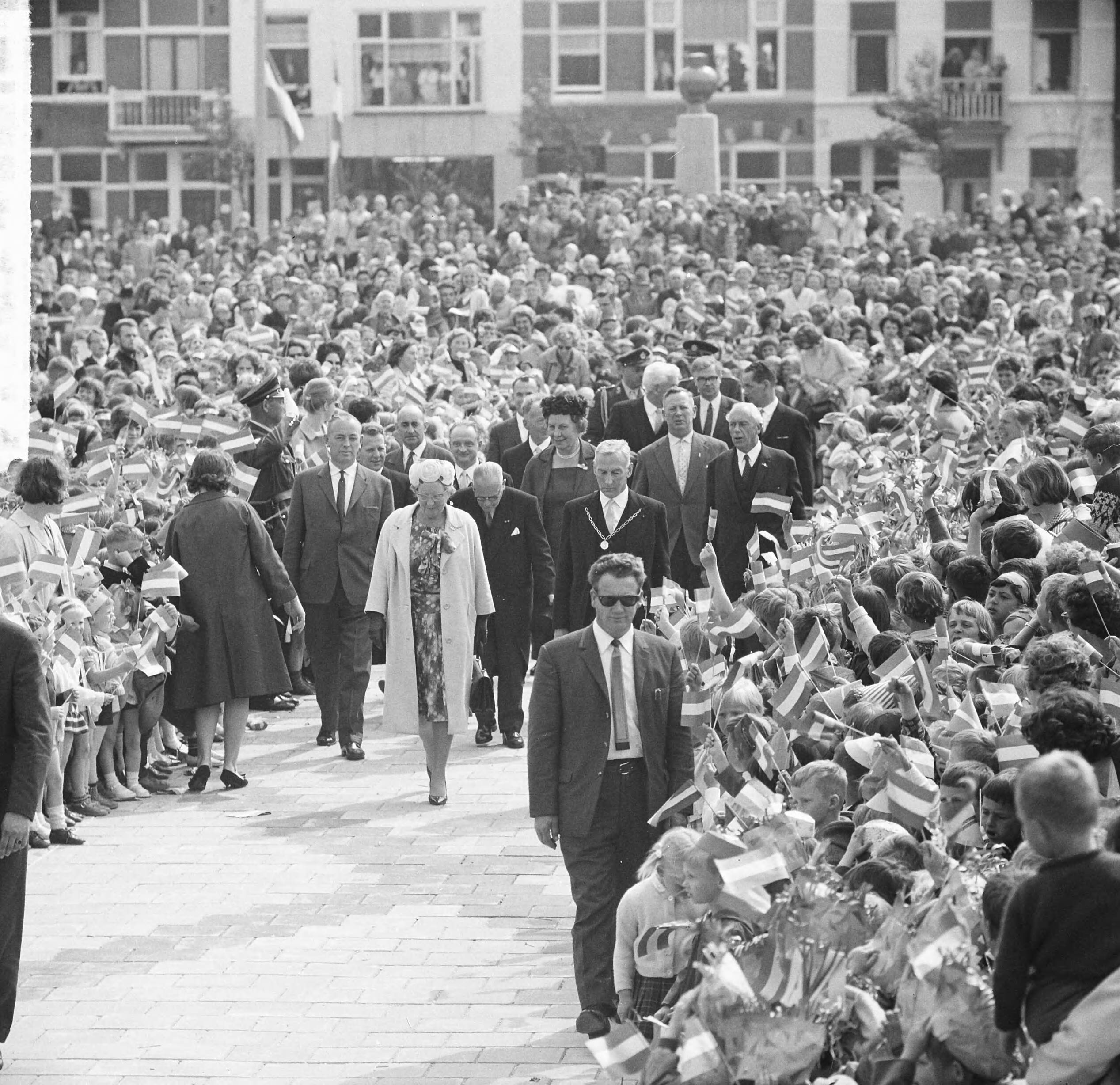 Koningin Juliana opent het nieuwe stadhuis te Vlissingen — Aankomst koningin Juliana, naast haar burgemeester mr. B. Kolff — Foto: Nijs, Jac. de / Anefo. Licentie: Set B: Rechtenvrij / Publiek Domein. Bron: Nationaal Archief. http://hdl.handle.net/10648/04d8ddb8-1118-fdaf-99d2-28605708904c