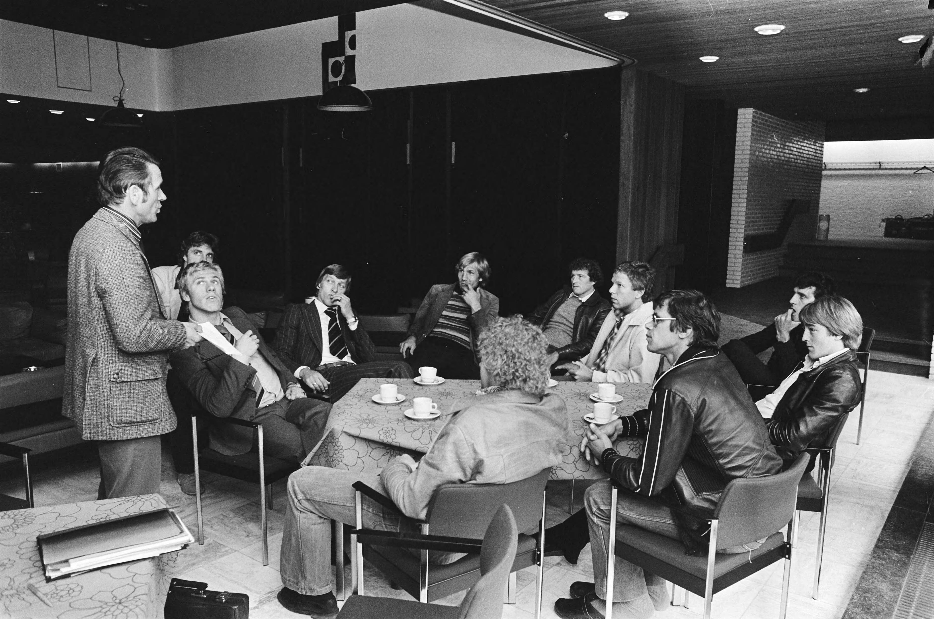 Fotocollectie Anefo — Vrijwilligers uit selectie Nederlandse elftal voor trainingen op Zeist; trainer Zwartkruis spreekt tot v.l.n.r. Rijsbergen, Krol, Doesburg, Boskamp, Jansen, Van Hanegem, Jongbloed — Foto: Peters, Hans / Anefo. Licentie: Set B: Rechtenvrij / Publiek Domein. Bron: Nationaal Archief. http://hdl.handle.net/10648/acb1f06c-d0b4-102d-bcf8-003048976d84