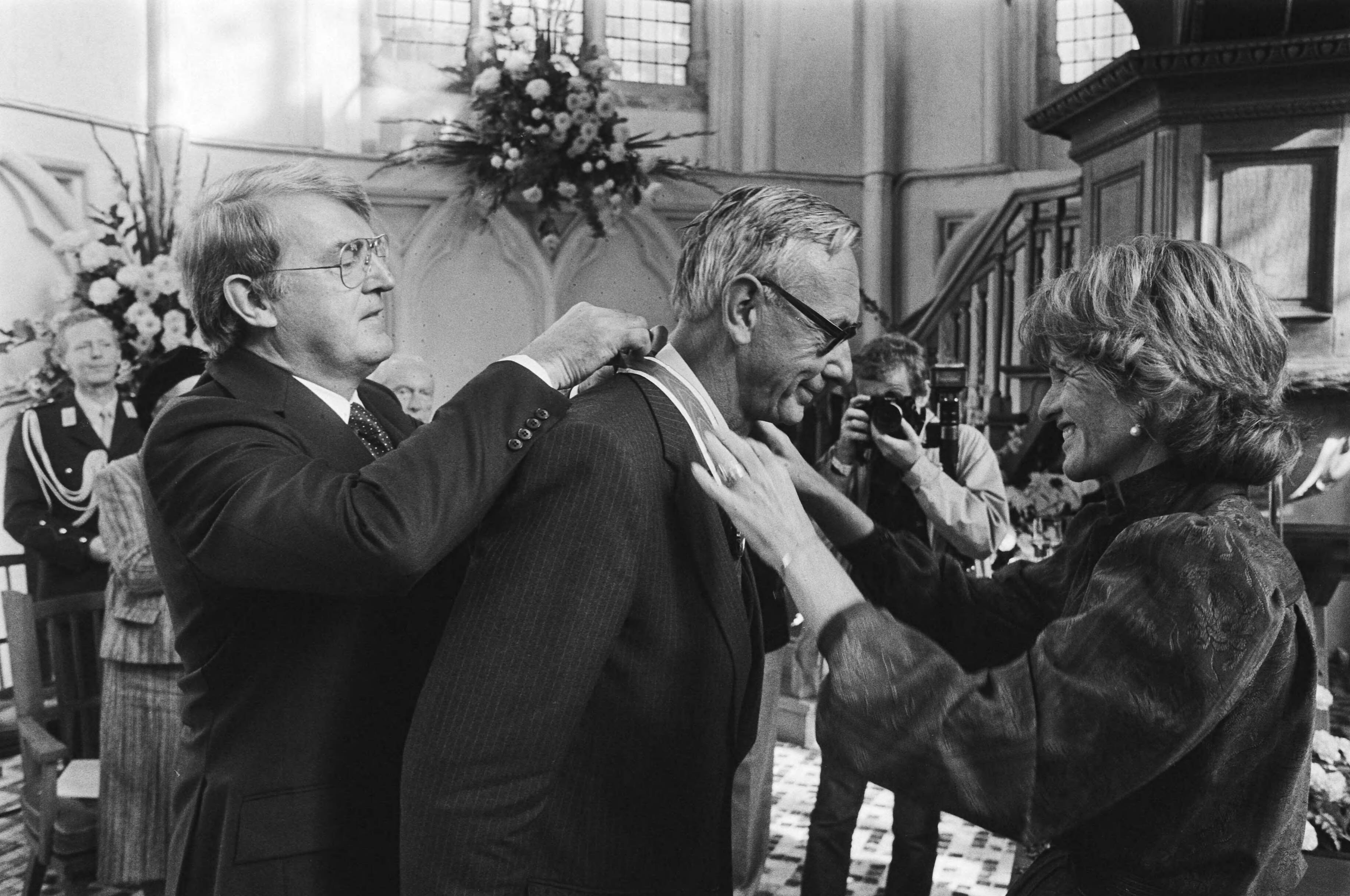 Uitreiking van de Four Freedoms Medals 1982 in Middelburg door leden van de Franklin D. Roosevelt Centennial Commission — Max van der Stoel, ex-minister ontvangt de Freedom of Speech Award uit handen van Jean Kennedy Smith. Links voormalig VN-ambassadeur W.J. van den Heuvel — Foto: Bogaerts, Rob / Anefo. Licentie: Set B: Rechtenvrij / Publiek Domein. Bron: Nationaal Archief. http://hdl.handle.net/10648/ad2008a4-d0b4-102d-bcf8-003048976d84