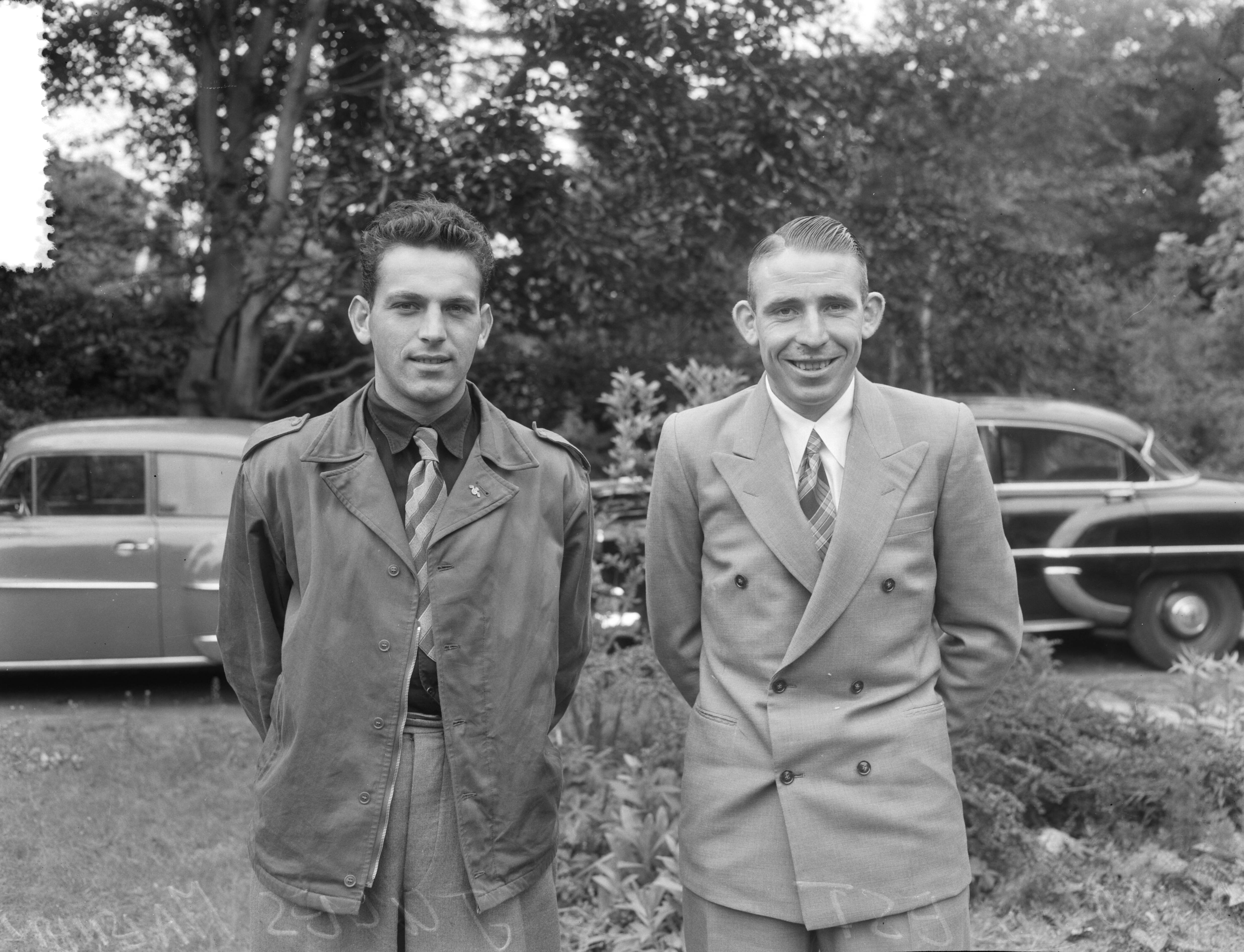 Ondertekening van contracten van Tour de France ploeg ten huize van Cees Pellenaars te Breda — Ondertekening van contracten van Tour de France ploeg ten huize van Cees Pellenaars te Breda, Jules Maenen (links) en Nico van Est — Foto: Duinen, G.W. van / Anefo. Licentie: Set B: Rechtenvrij / Publiek Domein. Bron: Nationaal Archief. http://hdl.handle.net/10648/a924b0d8-d0b4-102d-bcf8-003048976d84