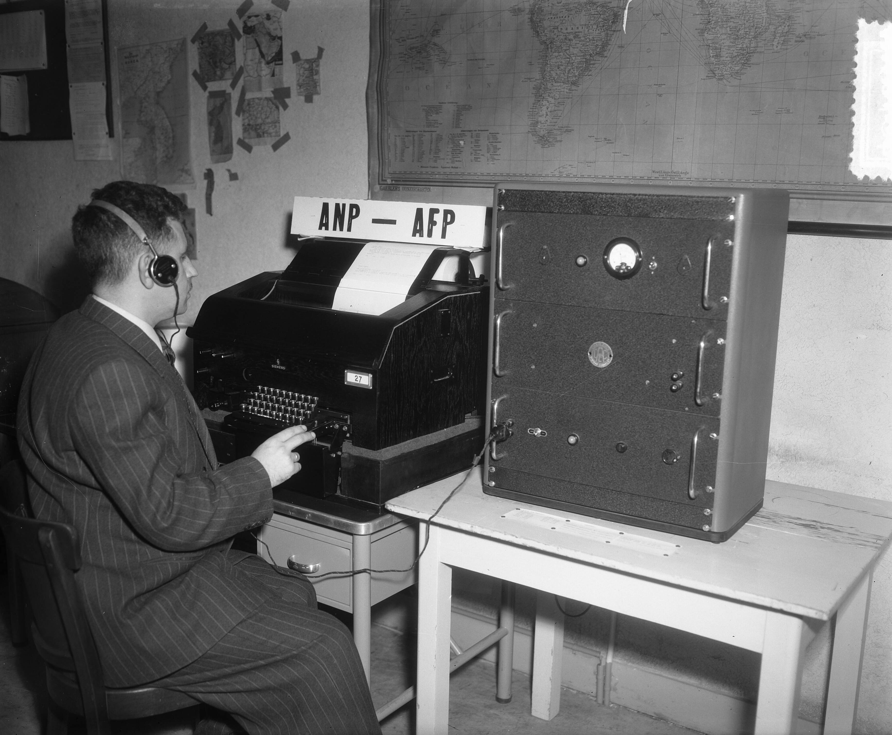 Fotocollectie Anefo — Nieuw telefaxtoestel ANP/AFP in Den Haag — Foto: Duinen, H. van / Anefo. Licentie: Set B: Rechtenvrij / Publiek Domein. Bron: Nationaal Archief. http://hdl.handle.net/10648/a8f2cb0e-d0b4-102d-bcf8-003048976d84