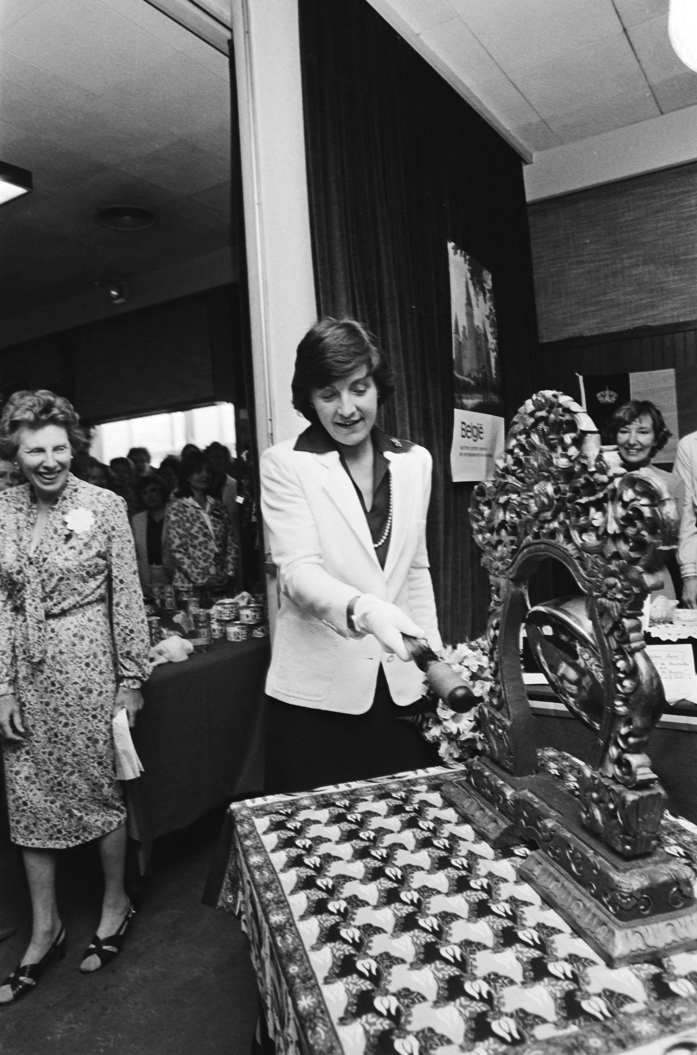 Fotocollectie Anefo — Prinses Margriet opent Bazaar 1980 van International Womens Contact in Den Haag Prinses Margriet verricht opening door op gong te slaan — Foto: Dijk, Hans van / Anefo. Licentie: Set B: Rechtenvrij / Publiek Domein. Bron: Nationaal Archief. http://hdl.handle.net/10648/ace0f90c-d0b4-102d-bcf8-003048976d84
