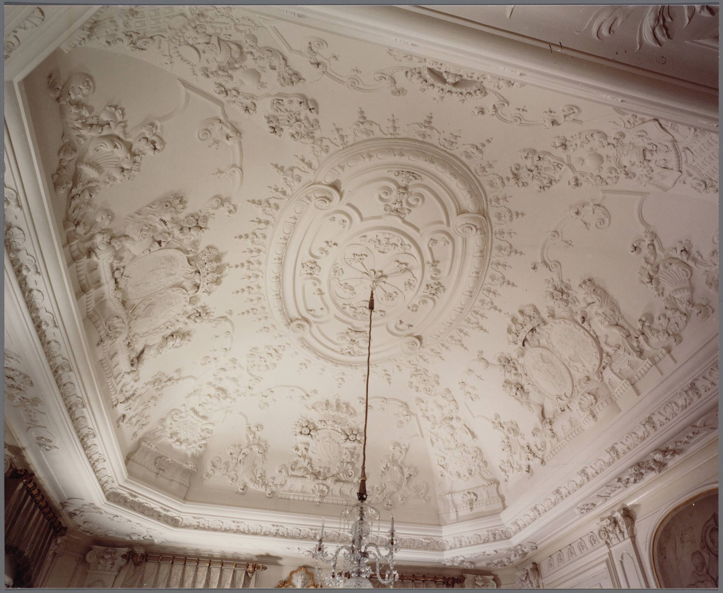 Paleis Huis ten Bosch te Den Haag — Plafond Witte Eetzaal — Foto: Hofmeester, Bart / RVD. Licentie: Set B: Rechtenvrij / Publiek Domein. Bron: Nationaal Archief. http://hdl.handle.net/10648/afa89672-d0b4-102d-bcf8-003048976d84