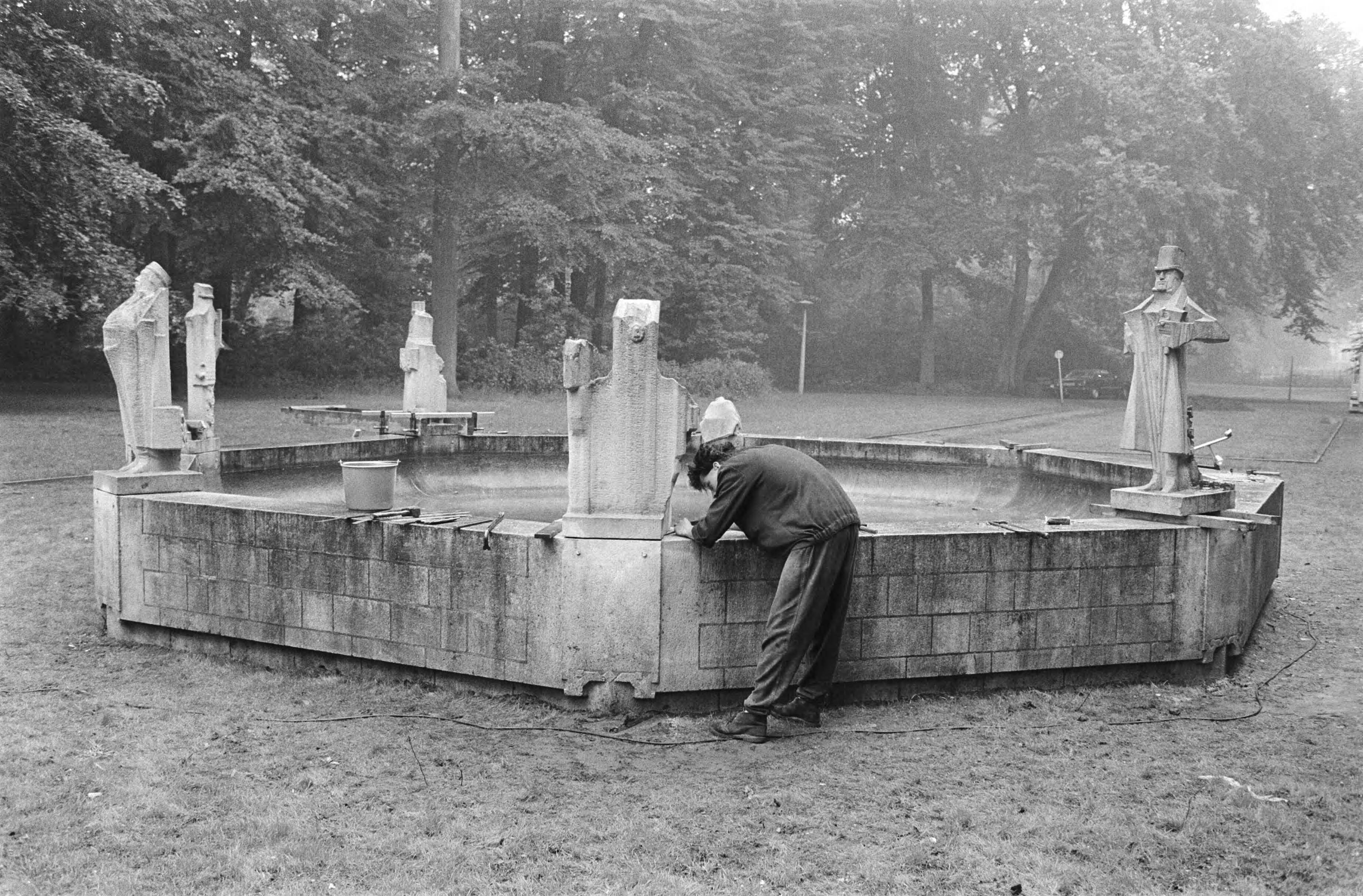 Hildebrandmonument in de Haarlemmerhout in Haarlem weer vernield — Haarlem|Noord-Holland|monumenten |vandalisme — Foto: Antonisse, Marcel / Anefo. Licentie: Set B: Rechtenvrij / Publiek Domein. Bron: Nationaal Archief. http://hdl.handle.net/10648/ad2b7c34-d0b4-102d-bcf8-003048976d84