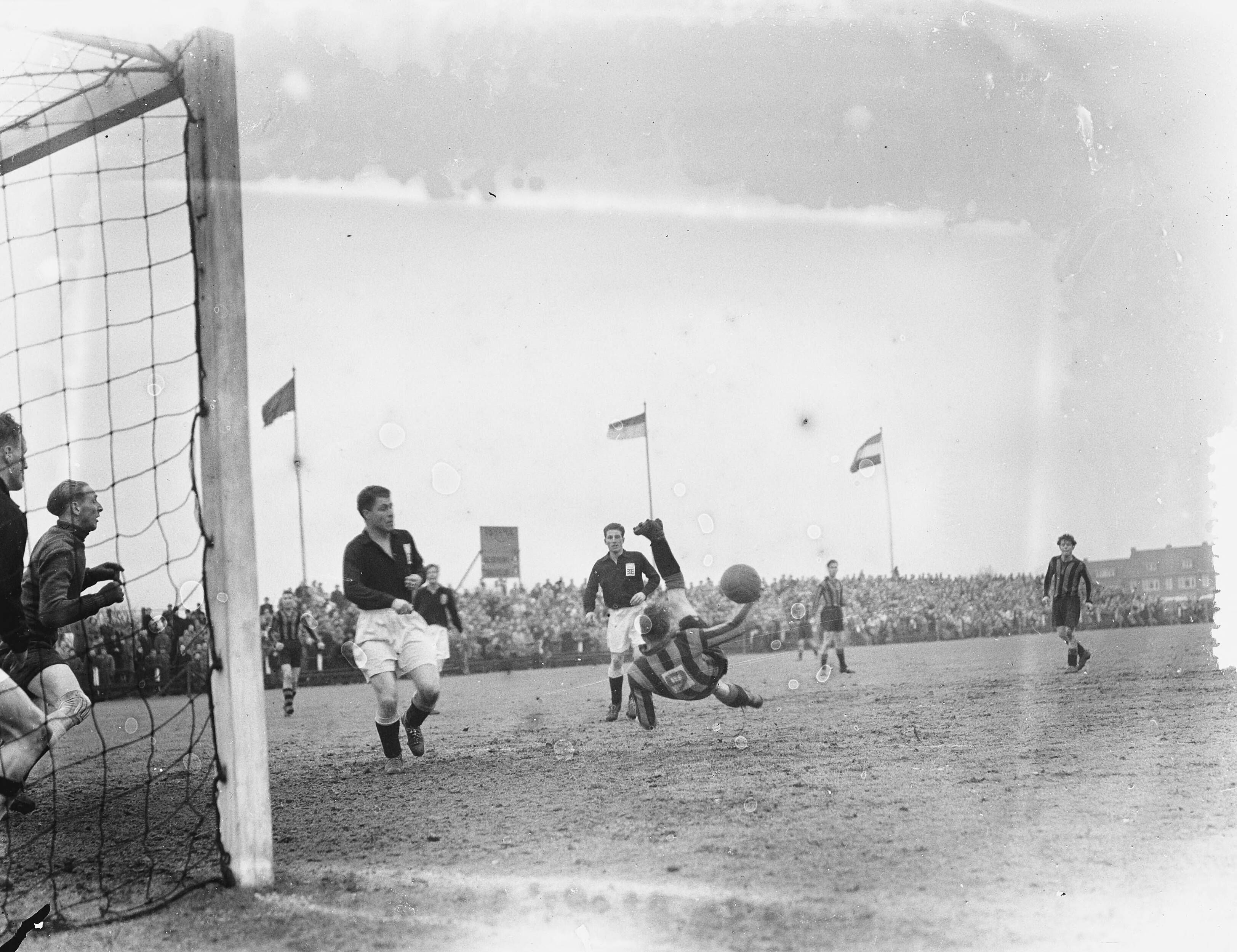 Fotocollectie Anefo — Voetbal. EDO tegen Enschede 0-0. Spelmoment — Foto: Bilsen, Joop van / Anefo. Licentie: Set B: Rechtenvrij / Publiek Domein. Bron: Nationaal Archief. http://hdl.handle.net/10648/a91d6ae4-d0b4-102d-bcf8-003048976d84