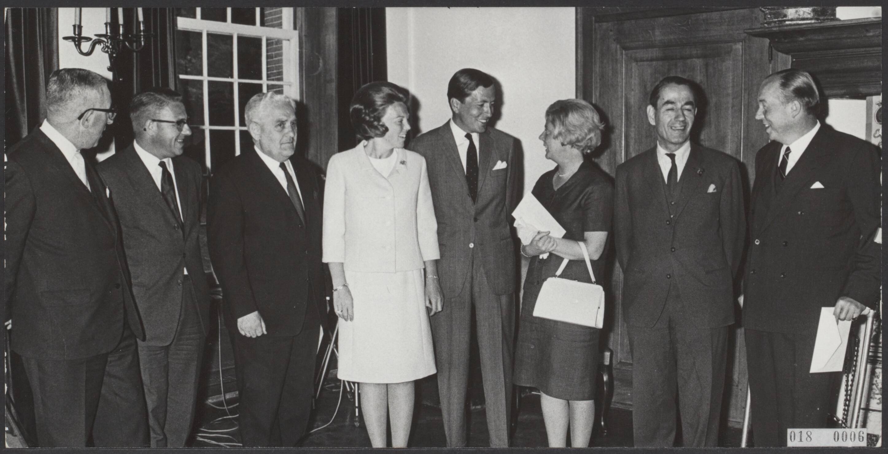 Fotocollectie Elsevier Binnenland — Prinses Beatrix en prins Claus hebben op kasteel Drakensteyn een gedeelte van het bedrag van het nationale geschenk bij hun huwelijk geschonken aan de verenigingen die zorgen voor het gehandicapte kind. Vlnr. mr. M. Thoolen (Philiadelphia), dr. K. van Dijk (Helpt Elkander), J.M.J. van Gol (Het Zorgen Kind), prinses Beatrix, prins Claus, mej. drs. N.H. Voltelen (Zilveren Jeugd Centra), G.C. v.d. Willegen (B.O.S.K.) en jhr. G. Krayenhoff (Rode Kruis) — Foto: Koch, Eric / Anefo. Licentie: Set B: Rechtenvrij / Publiek Domein. Bron: Nationaal Archief. http://hdl.handle.net/10648/adc0ebfc-d0b4-102d-bcf8-003048976d84