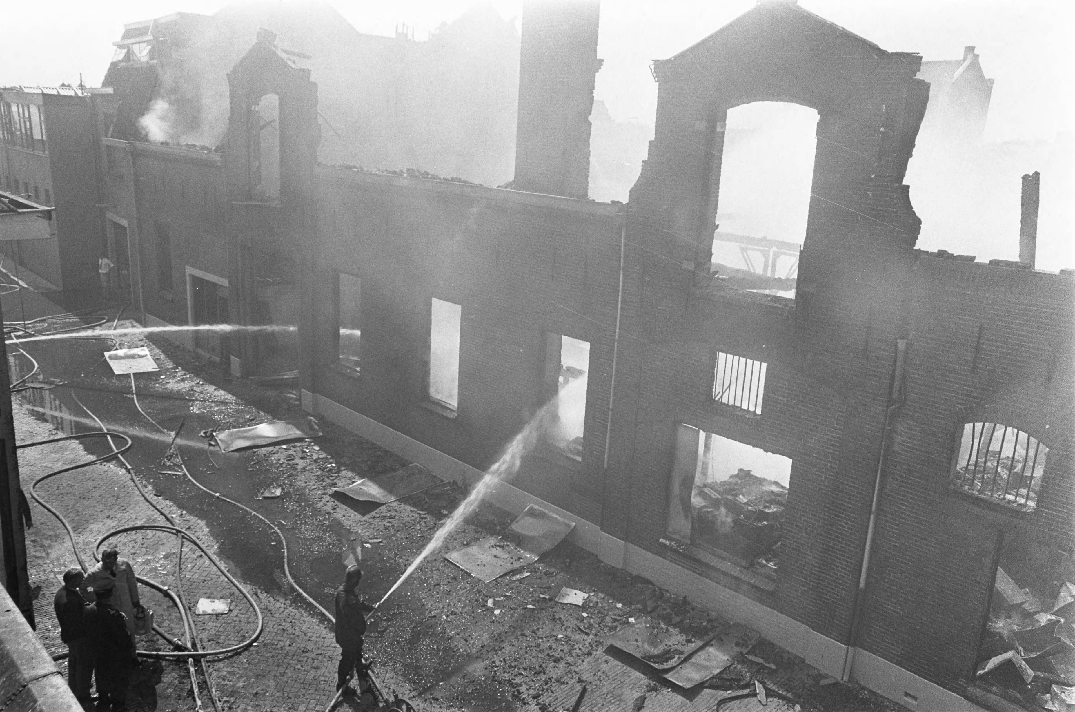 Fotocollectie Anefo — Brand in grossierderij in Utrecht: brandweer blust — Foto: Evers, Joost / Anefo. Licentie: Set B: Rechtenvrij / Publiek Domein. Bron: Nationaal Archief. http://hdl.handle.net/10648/ab7607ba-d0b4-102d-bcf8-003048976d84
