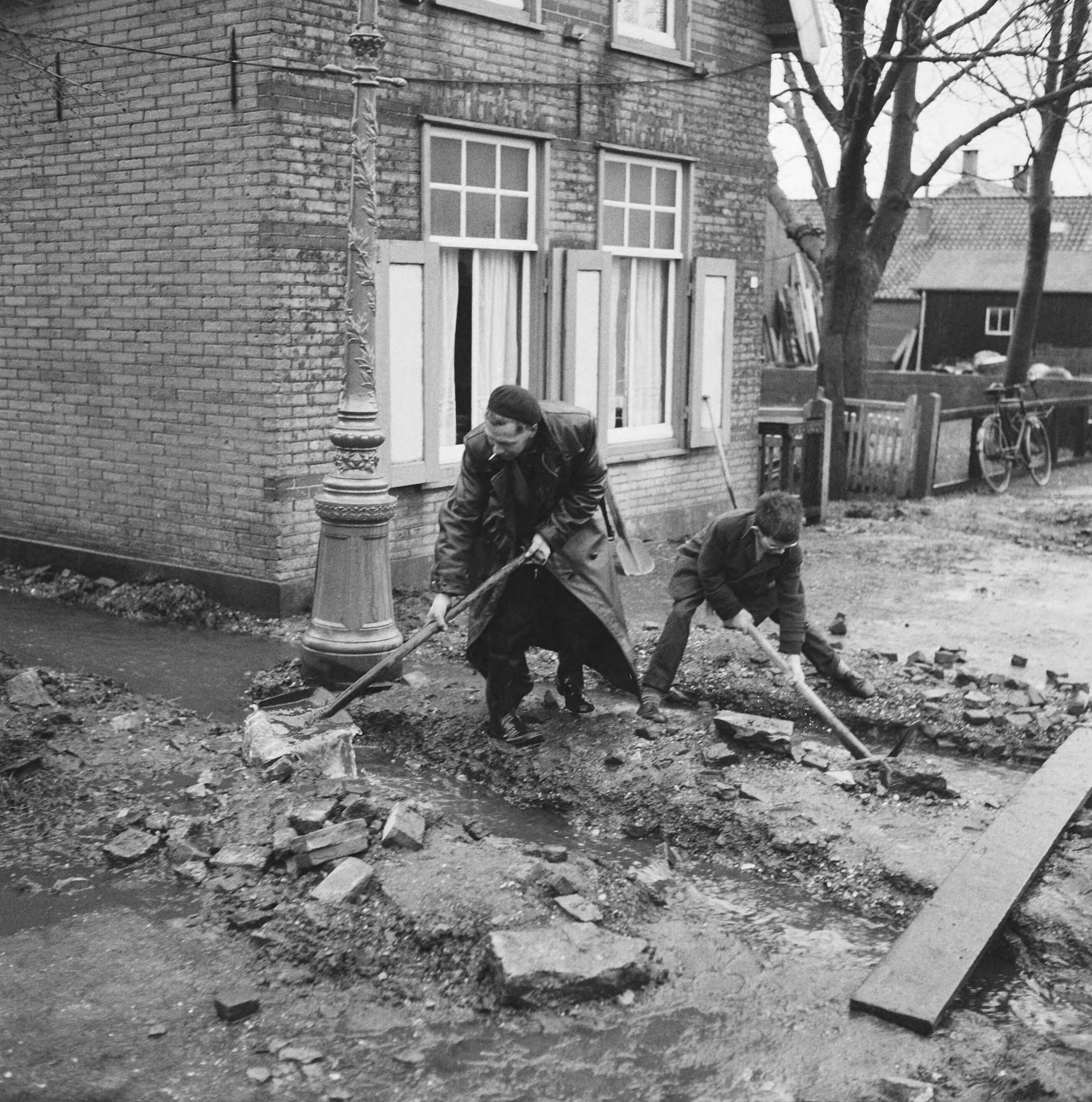 Fotocollectie Anefo — Overstroming in Rijnsaterwoude, opwerpen van dammetjes — Foto: Behrens, Herbert F. / Anefo. Licentie: Set B: Rechtenvrij / Publiek Domein. Bron: Nationaal Archief. http://hdl.handle.net/10648/a9c191fa-d0b4-102d-bcf8-003048976d84