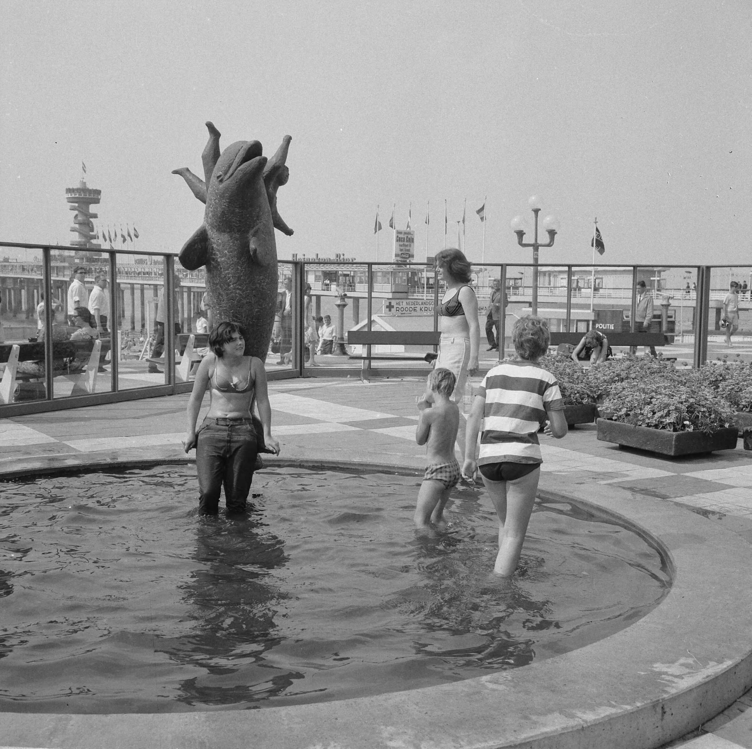 Fotocollectie Anefo — Flipper op boulevard Scheveningen — Foto: Nijs, Jac. de / Anefo. Licentie: Set B: Rechtenvrij / Publiek Domein. Bron: Nationaal Archief. http://hdl.handle.net/10648/aaee253e-d0b4-102d-bcf8-003048976d84