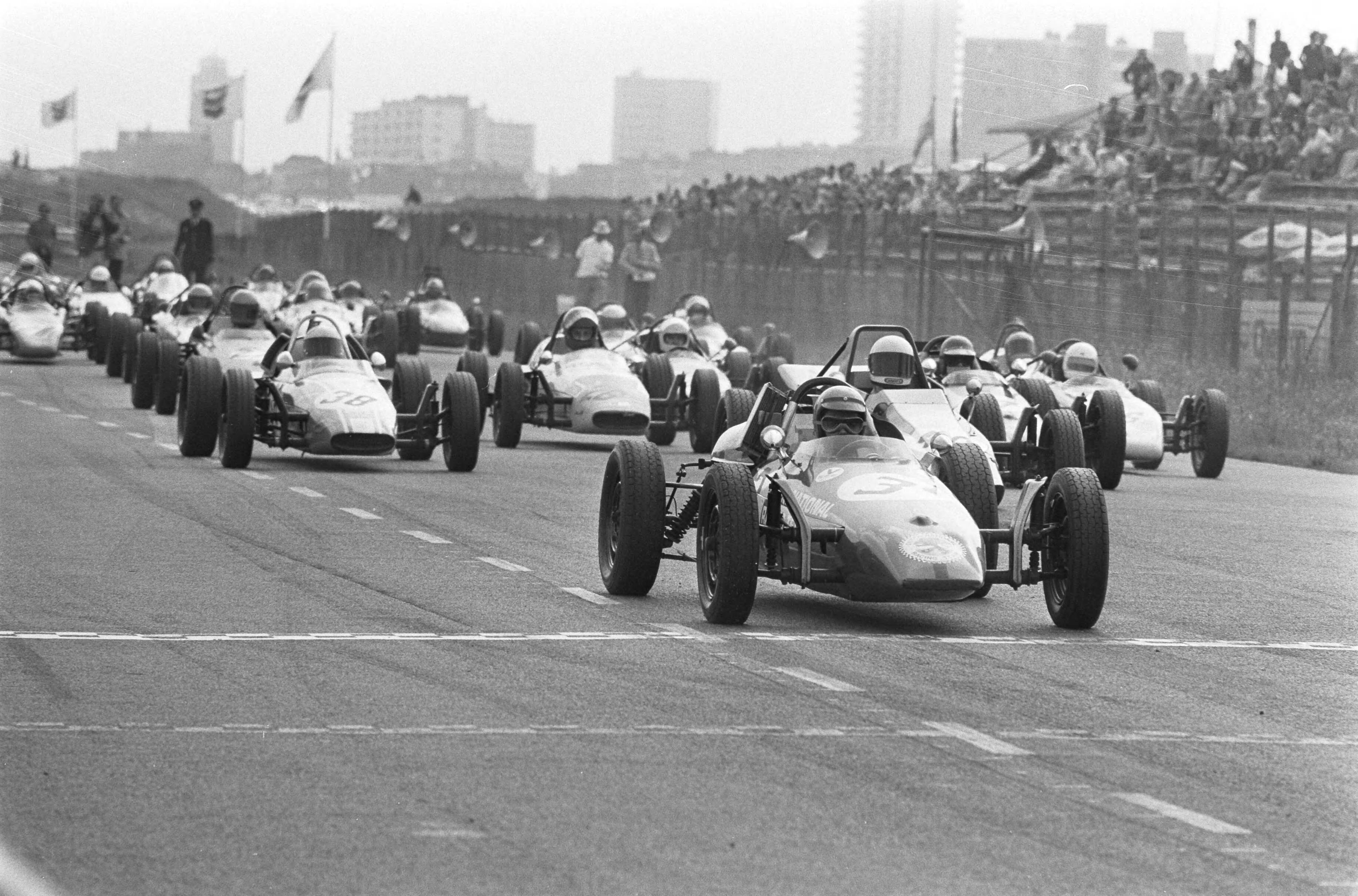 Fotocollectie Anefo — Internationale Formule Vee autoraces, Zandvoort — Foto: Peters, Hans / Anefo. Licentie: Set B: Rechtenvrij / Publiek Domein. Bron: Nationaal Archief. http://hdl.handle.net/10648/abc93f48-d0b4-102d-bcf8-003048976d84