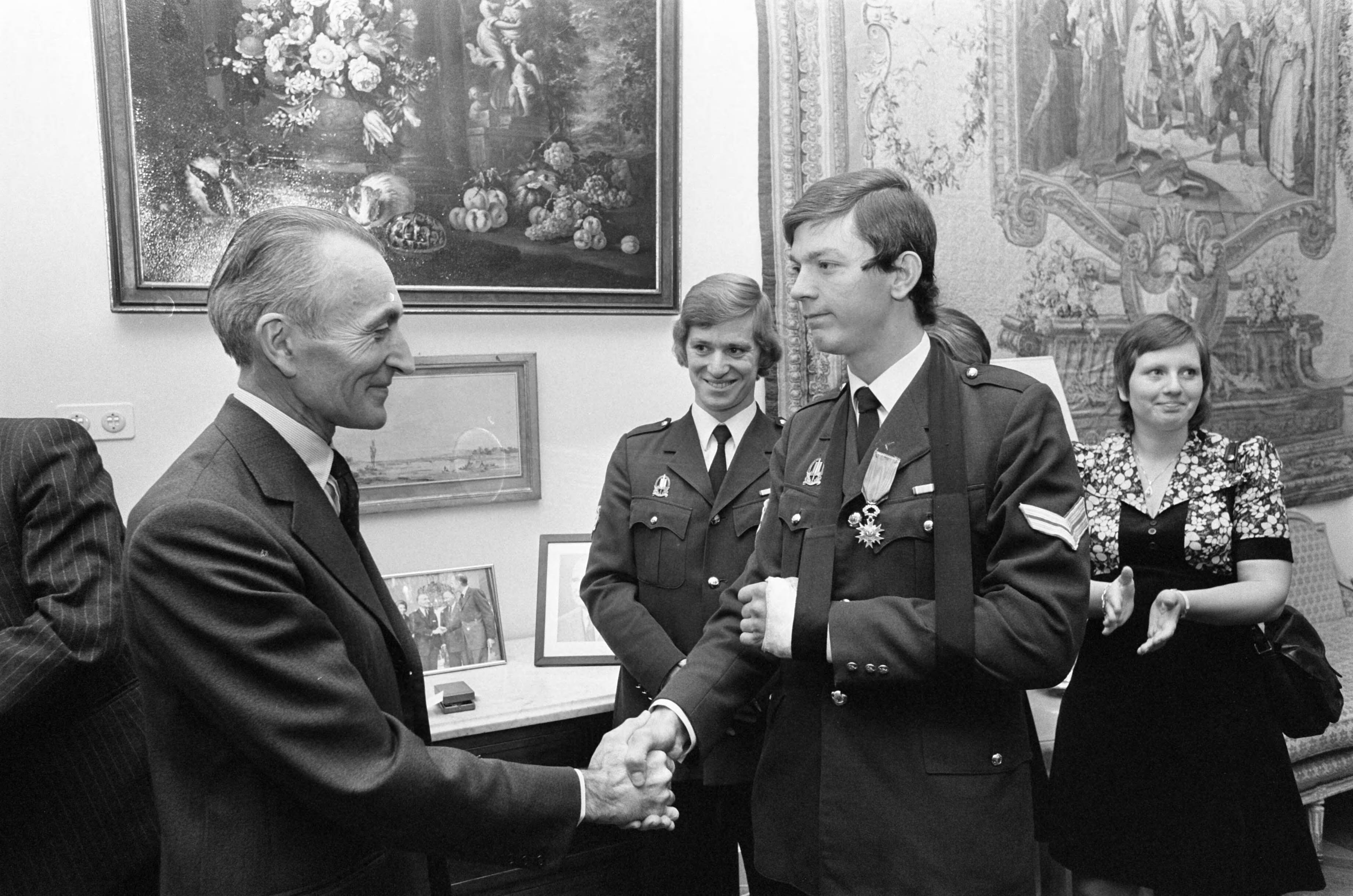 Fotocollectie Anefo — Franse ambassadeur Senard geeft onderscheiding "Ordre National de Merite" aan 3 agenten die betrokken waren bij gijzeling in Den Haag — Foto: Mieremet, Rob / Anefo. Licentie: Set B: Rechtenvrij / Publiek Domein. Bron: Nationaal Archief. http://hdl.handle.net/10648/ac57d460-d0b4-102d-bcf8-003048976d84