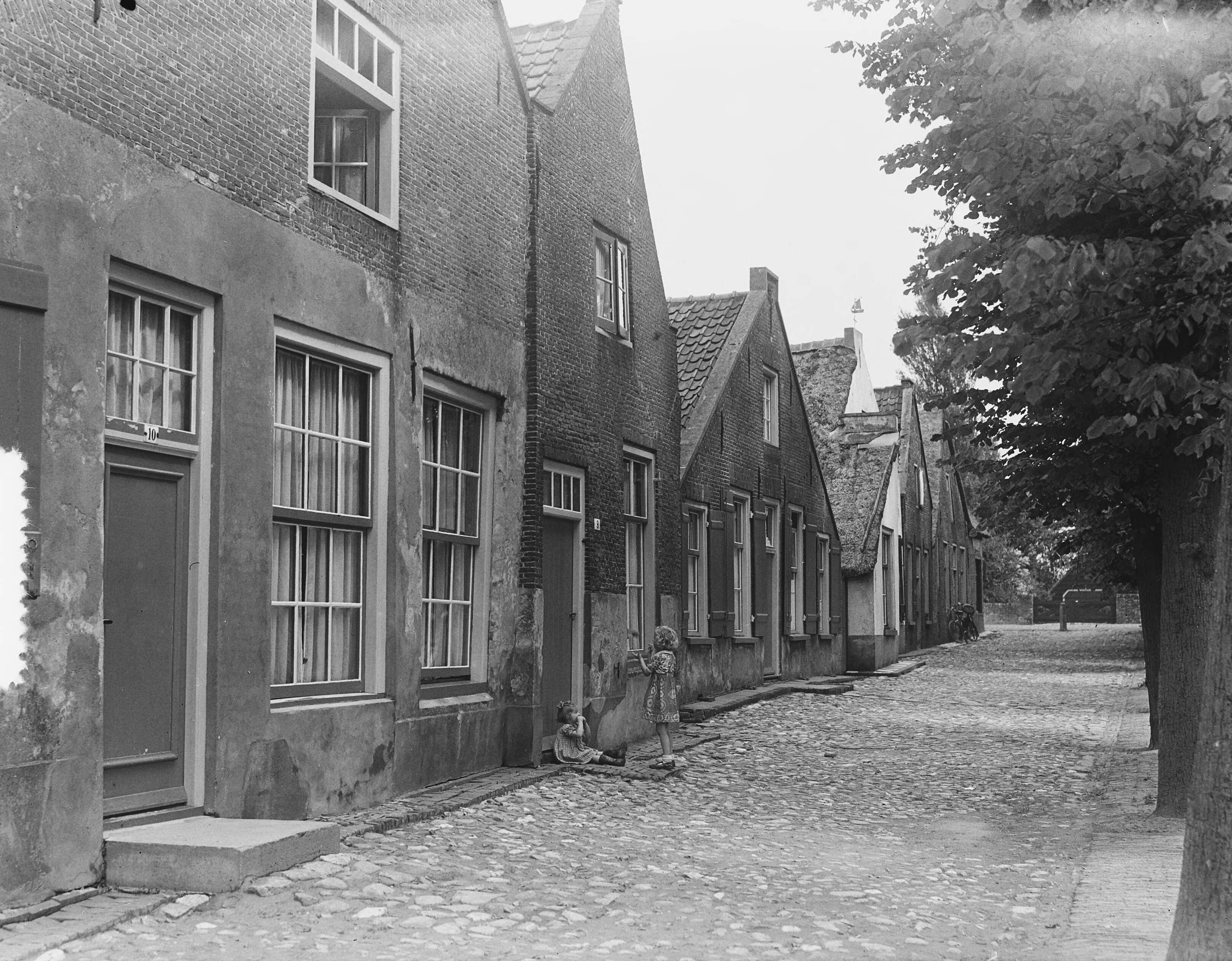 Fotocollectie Anefo — Eemnes 600 jaar. Oud straatje — Foto: Vogel, Carel L. de / Anefo. Licentie: Set B: Rechtenvrij / Publiek Domein. Bron: Nationaal Archief. http://hdl.handle.net/10648/a8edd8e2-d0b4-102d-bcf8-003048976d84