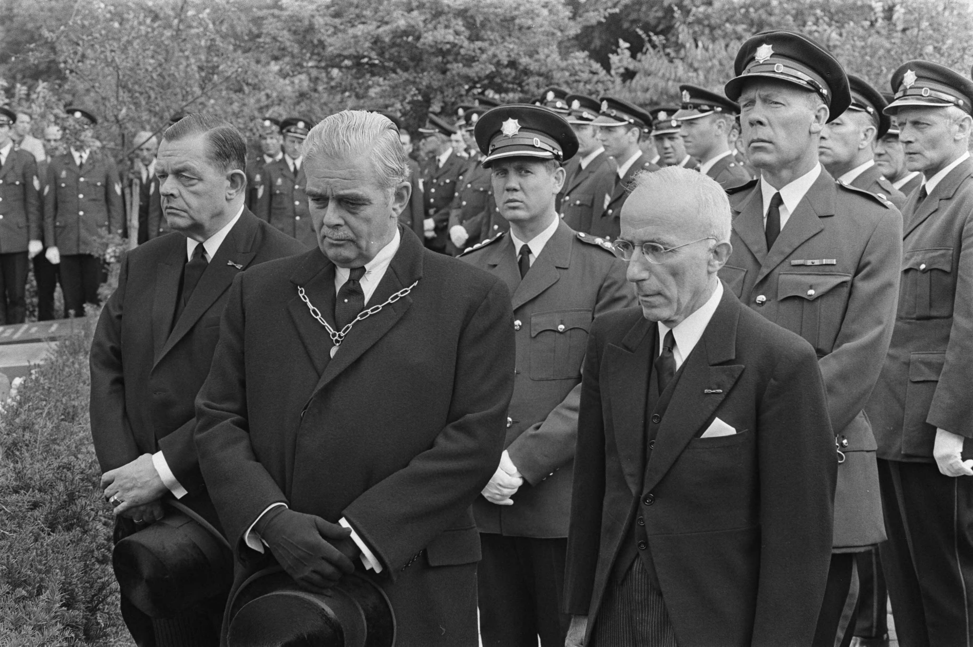 Fotocollectie Anefo — Hoofdagent J. Moolenaar , gedood bij gewapende overval door Zuid-Molukkers op woning Indonesische ambasadeur is met korpseer begraven, Wassenaar — Foto: Evers, Joost / Anefo. Licentie: Set B: Rechtenvrij / Publiek Domein. Bron: Nationaal Archief. http://hdl.handle.net/10648/aba24834-d0b4-102d-bcf8-003048976d84