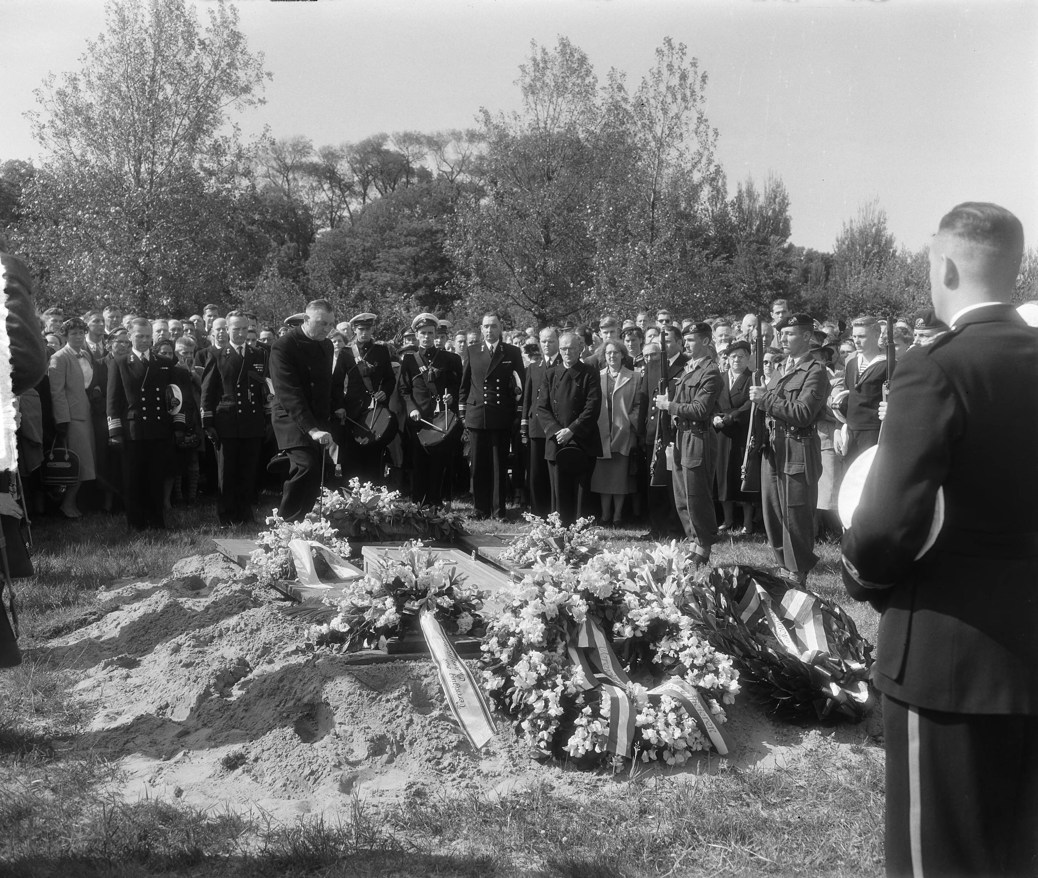 Fotocollectie Anefo — Marinebegrafenis te Den Haag — Foto: Rossem, Wim van / Anefo. Licentie: Set B: Rechtenvrij / Publiek Domein. Bron: Nationaal Archief. http://hdl.handle.net/10648/a936c9ee-d0b4-102d-bcf8-003048976d84