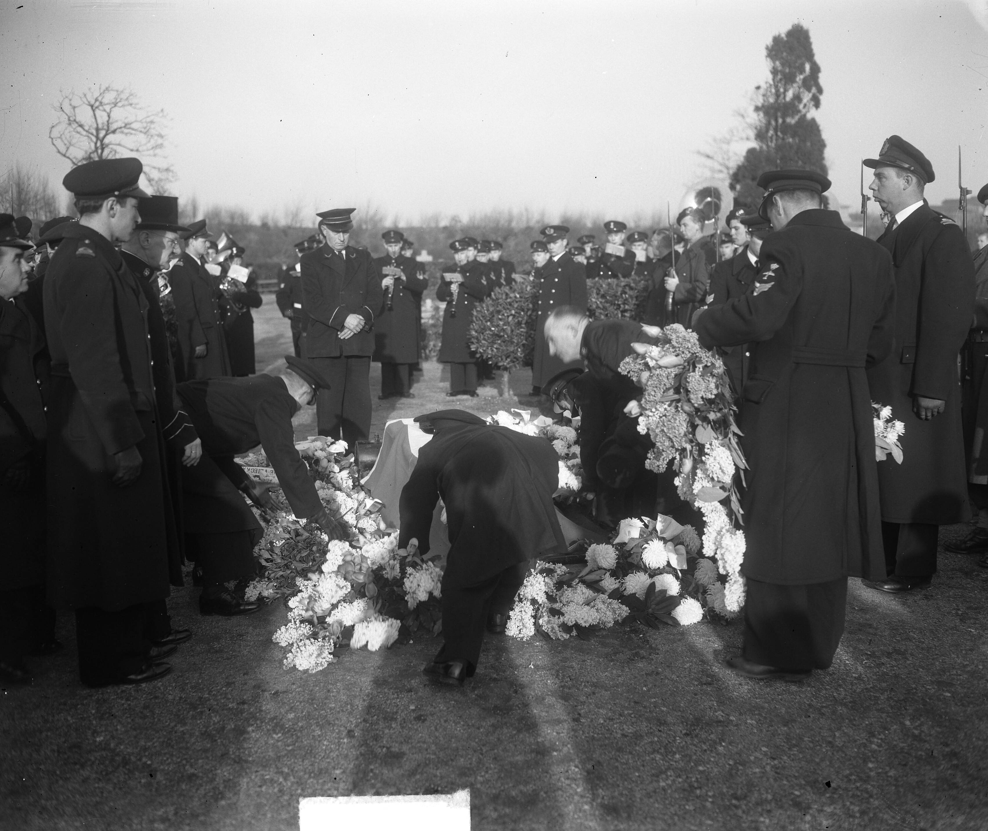 BEgrafenis van luitenant-ter-zee 2e klasse F. Langenbach te Den Haag — Foto: Duinen, H. van / Anefo. — Licentie: Set B: Rechtenvrij / Publiek Domein. Bron: Nationaal Archief. http://hdl.handle.net/10648/a8e520b2-d0b4-102d-bcf8-003048976d84