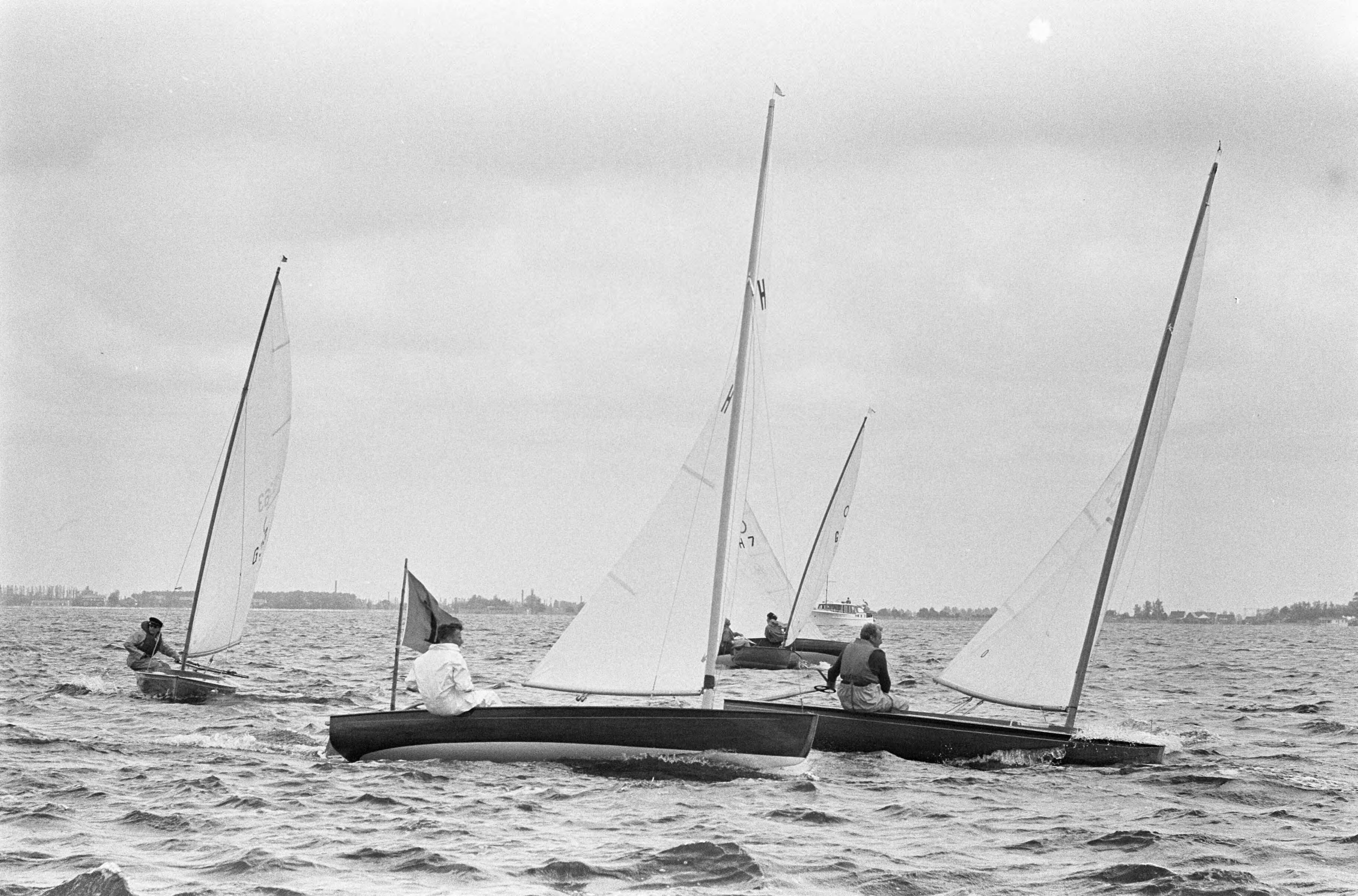 Fotocollectie Anefo — Europese Kampioenschappen Olympiajollen (O-Jol) op de Westeinderplassen — Foto: Bilsen, Joop van / Anefo. Licentie: Set B: Rechtenvrij / Publiek Domein. Bron: Nationaal Archief. http://hdl.handle.net/10648/aa0dd43e-d0b4-102d-bcf8-003048976d84