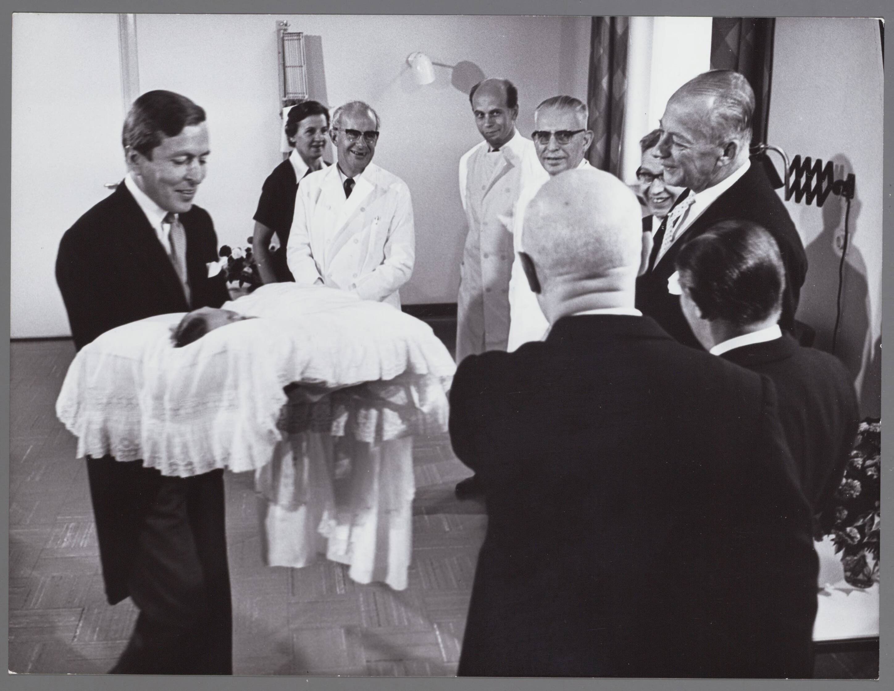 Fotocollectie RVD / Koninklijk Huis — Prins Johan Friso en Prins Claus in bijzijn van doktoren en verpleegster en van minister-president De Jong, vice-president van de Raad van State Beel en de burgemeester van Utrecht, jonkheer De Ranitz op 28 september 1968 in het Academisch Ziekenhuis Utrecht — Foto: Nationaal Foto Persbureau / RVD. Licentie: Set B: Rechtenvrij / Publiek Domein. Bron: Nationaal Archief. http://hdl.handle.net/10648/afaed014-d0b4-102d-bcf8-003048976d84