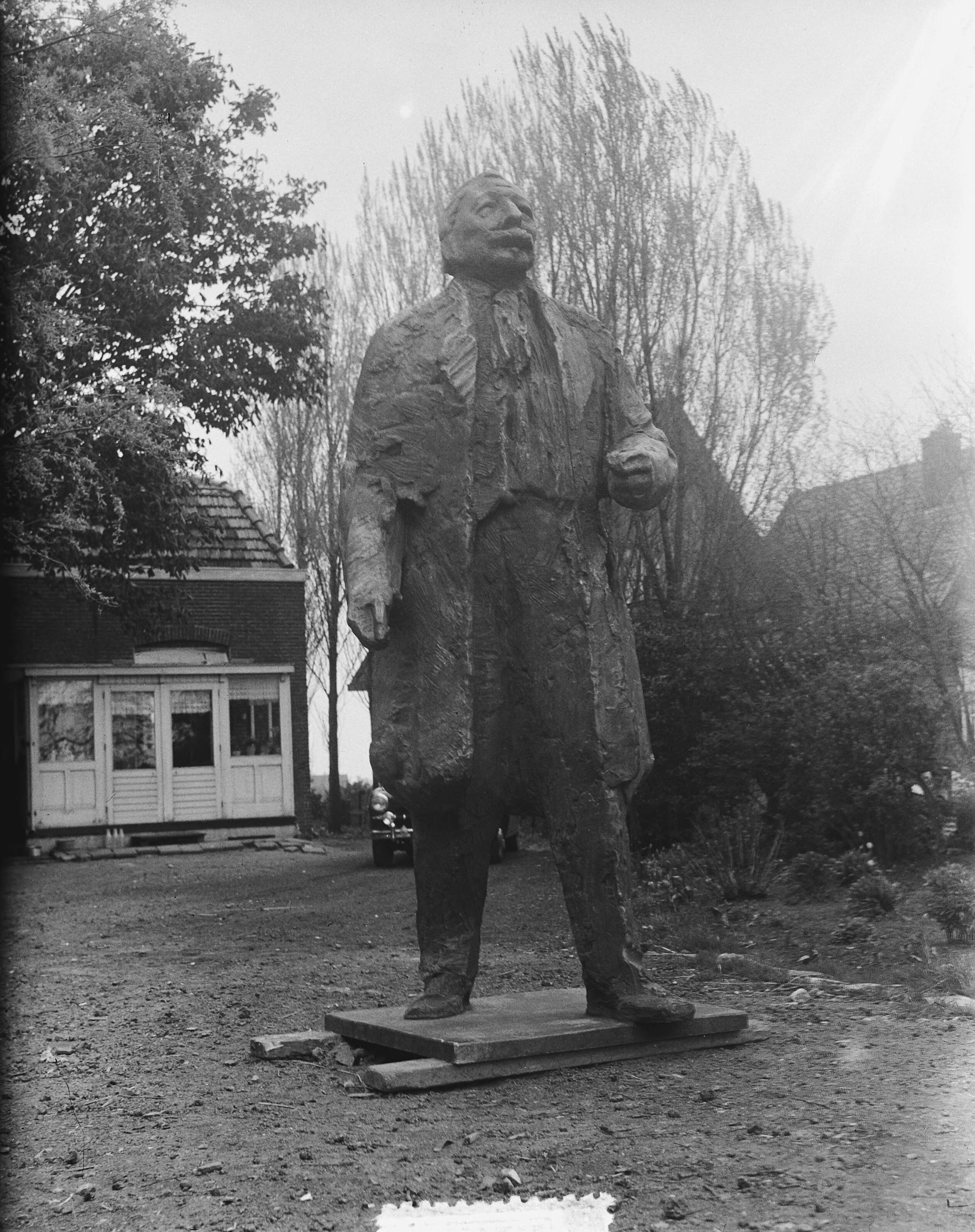Fotocollectie Anefo — Beeld van Mr. P. J. Troelstra , gegoten bij familie Binder te Haarlem — Foto: Pot, Harry / Anefo. Licentie: Set B: Rechtenvrij / Publiek Domein. Bron: Nationaal Archief. http://hdl.handle.net/10648/a90b3856-d0b4-102d-bcf8-003048976d84