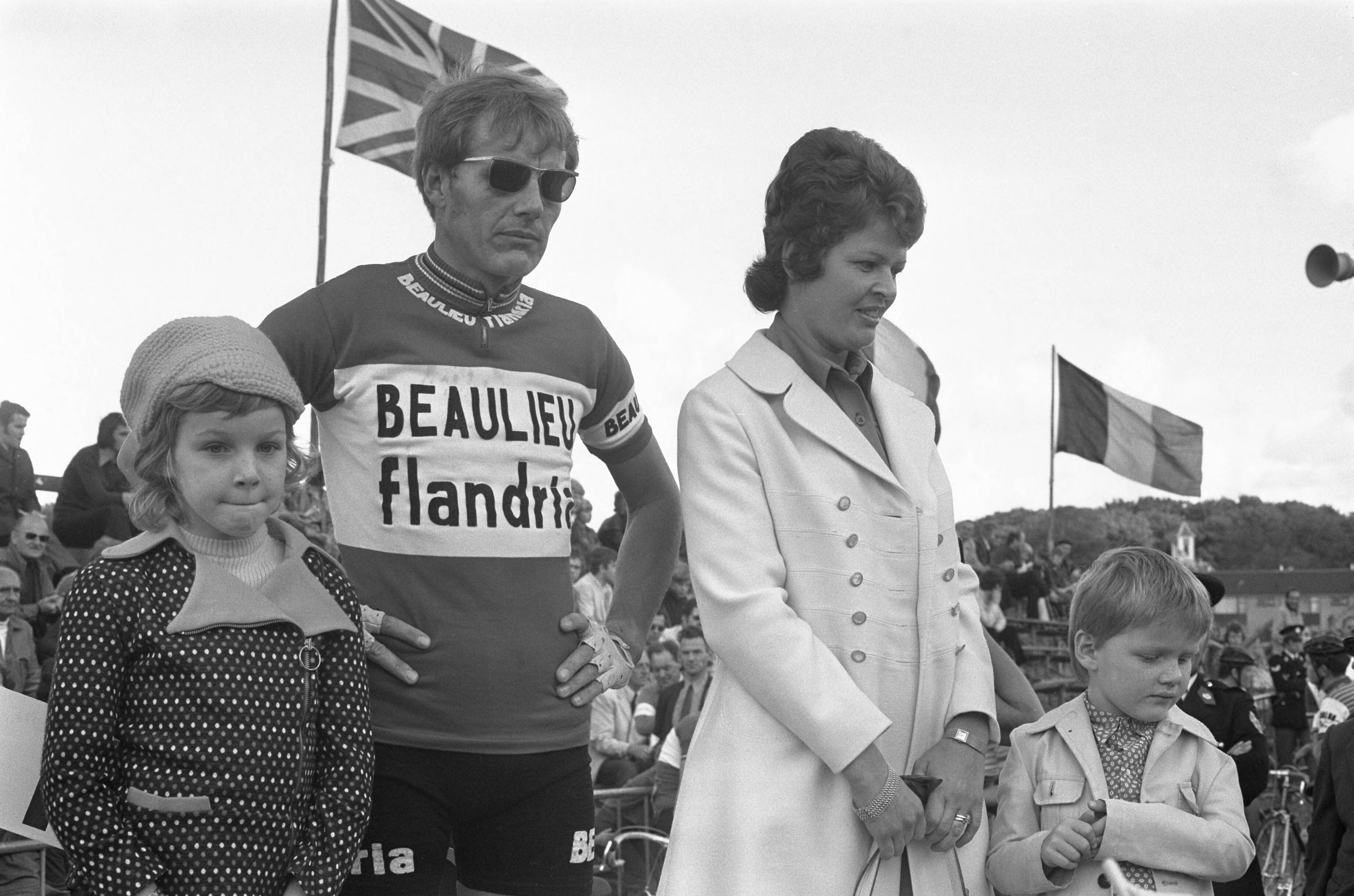 Fotocollectie Anefo — Jan Janssen neemt afscheid van wielersport tijdens Ronde van Kortenhoef, tijdens huldiging met echtgenote en dochter — Foto: Croes, Rob C. / Anefo. Licentie: Set B: Rechtenvrij / Publiek Domein. Bron: Nationaal Archief. http://hdl.handle.net/10648/abf70518-d0b4-102d-bcf8-003048976d84