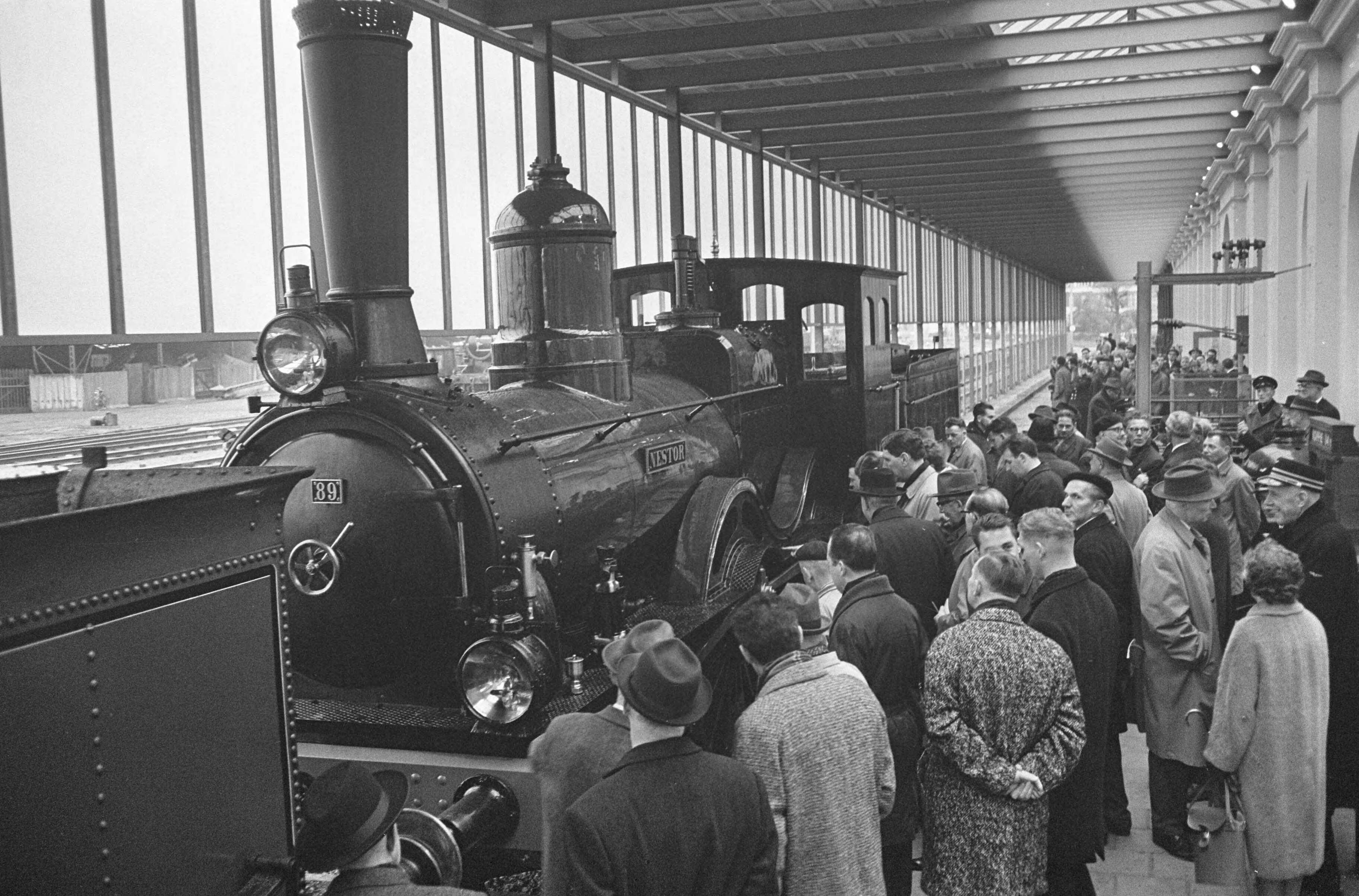 Fotocollectie Anefo — Stoomlocomotief "Nestor" uit 1882 in Spoorwegmuseum te Utrecht bijgezet, het binnenrijden — Foto: Pot, Harry / Anefo. Licentie: Set B: Rechtenvrij / Publiek Domein. Bron: Nationaal Archief. http://hdl.handle.net/10648/aa843a5c-d0b4-102d-bcf8-003048976d84