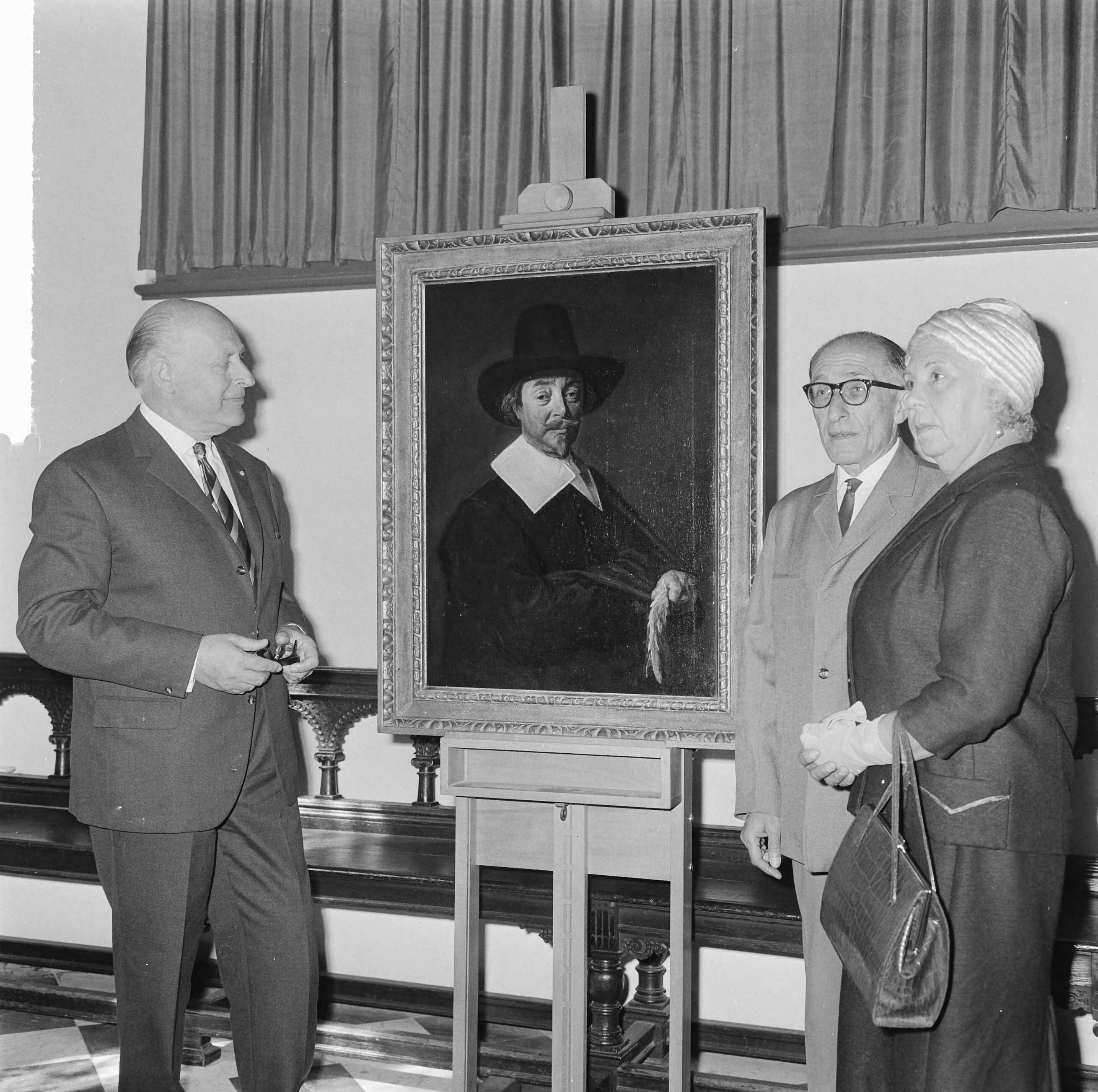 Fotocollectie Anefo — Een nieuwe "oude meester" van Frans Hals ontdekt, de heer en mevrouw Leonid Hotinov uit Muiderberg bij het schilderij voorstellende een man met hoed. Links de directeur van het Frans Hals Museum, H.P. Baard — Foto: Pot, Harry / Anefo. Licentie: Set B: Rechtenvrij / Publiek Domein. Bron: Nationaal Archief. http://hdl.handle.net/10648/aa69cd16-d0b4-102d-bcf8-003048976d84