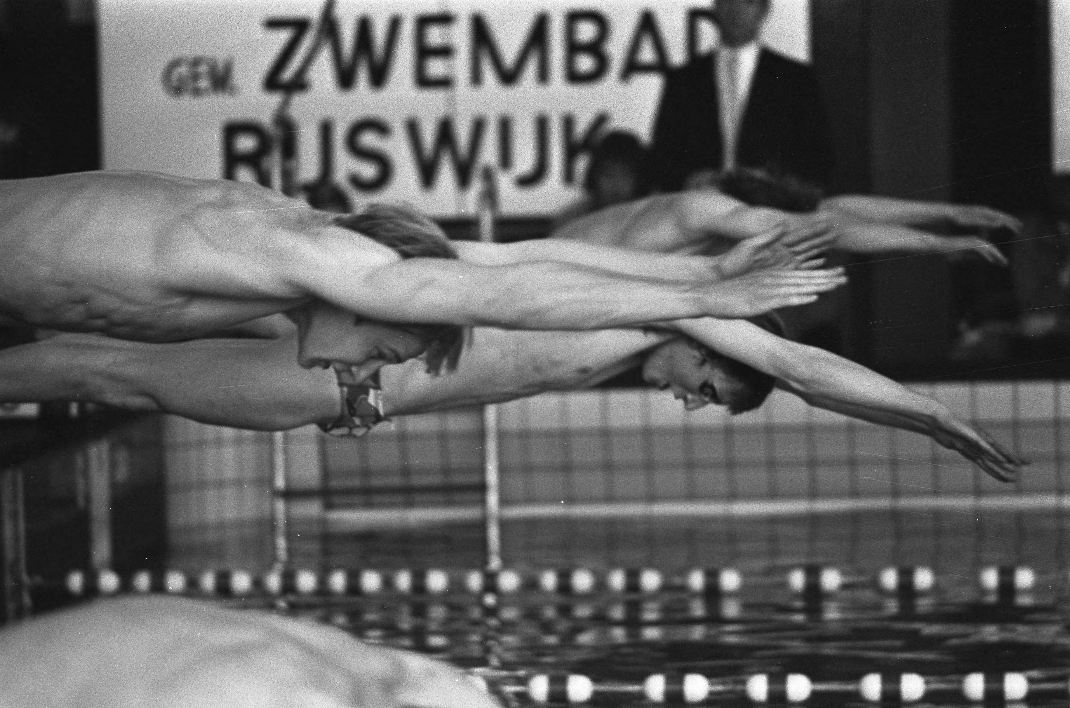 Fotocollectie Anefo — Zwemwedstrijden Nederland tegen DDR te Rijswijk, start 100 meter vrije slag heren, links Roger Pyttel (DDR) en rechts Eddie de Wit — Foto: Mieremet, Rob / Anefo. Licentie: Set B: Rechtenvrij / Publiek Domein. Bron: Nationaal Archief. http://hdl.handle.net/10648/ac27e156-d0b4-102d-bcf8-003048976d84