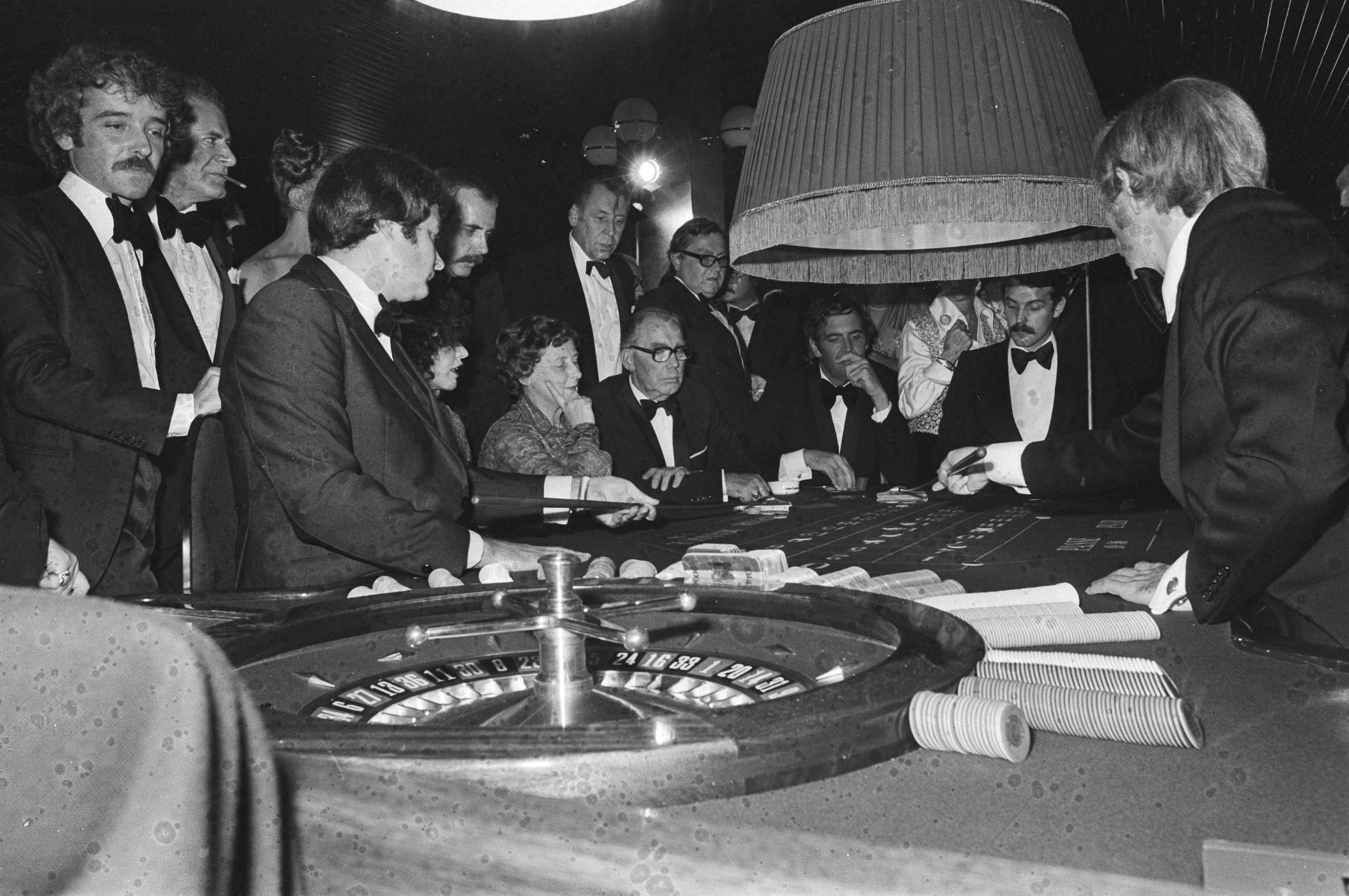 Fotocollectie Anefo — Opening Casino Zandvoort; overzicht van het casino in bedrijf — Foto: Peters, Hans / Anefo. Licentie: Set B: Rechtenvrij / Publiek Domein. Bron: Nationaal Archief. http://hdl.handle.net/10648/ac8cdc6e-d0b4-102d-bcf8-003048976d84