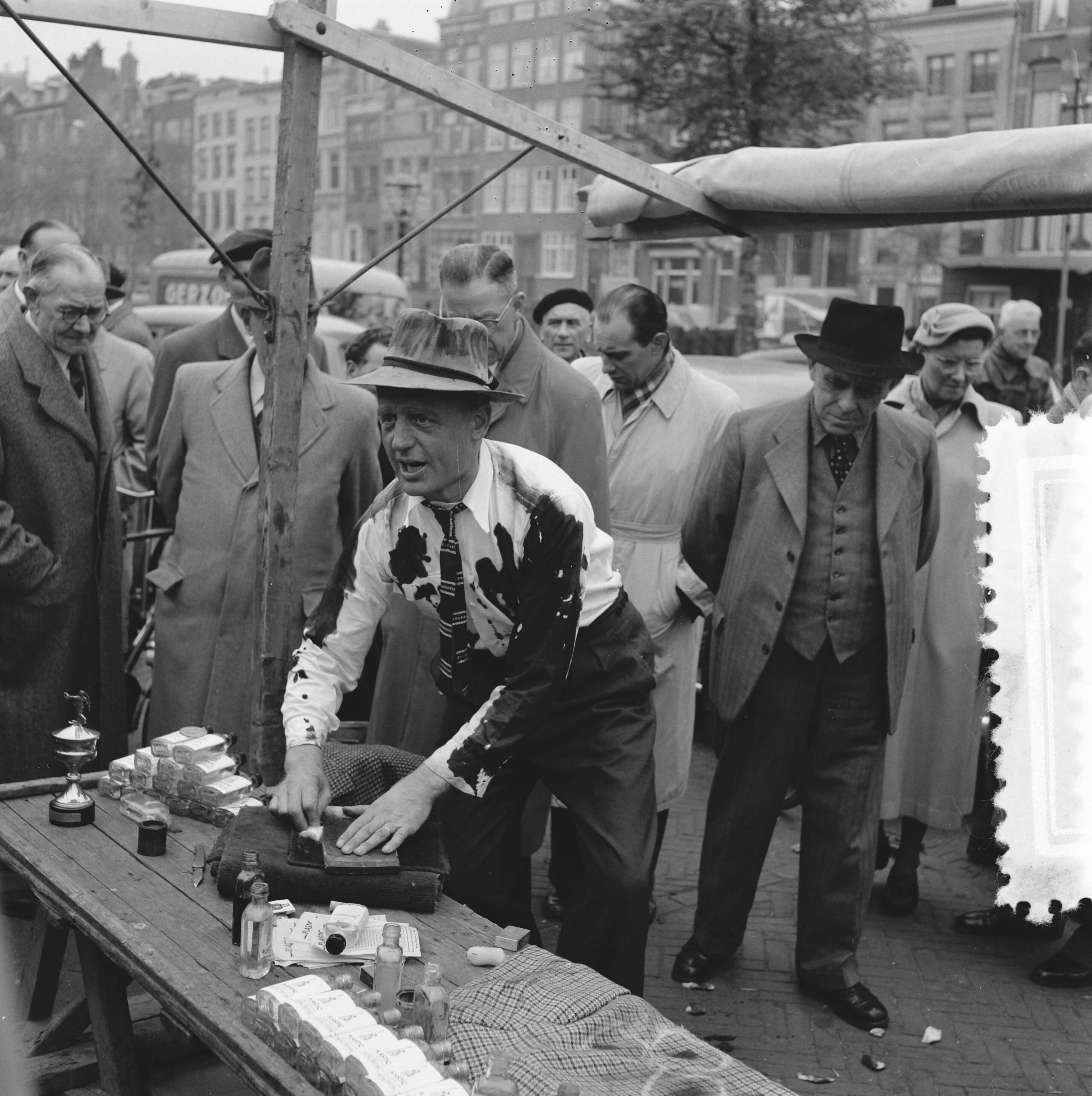 Fotocollectie Anefo — Bevrijdingsmarkt Amstelveld. Standwerkers. Van der Vorst (Breda) — Foto: Behrens, Herbert F. / Anefo. Licentie: Set B: Rechtenvrij / Publiek Domein. Bron: Nationaal Archief. http://hdl.handle.net/10648/a9480ac4-d0b4-102d-bcf8-003048976d84