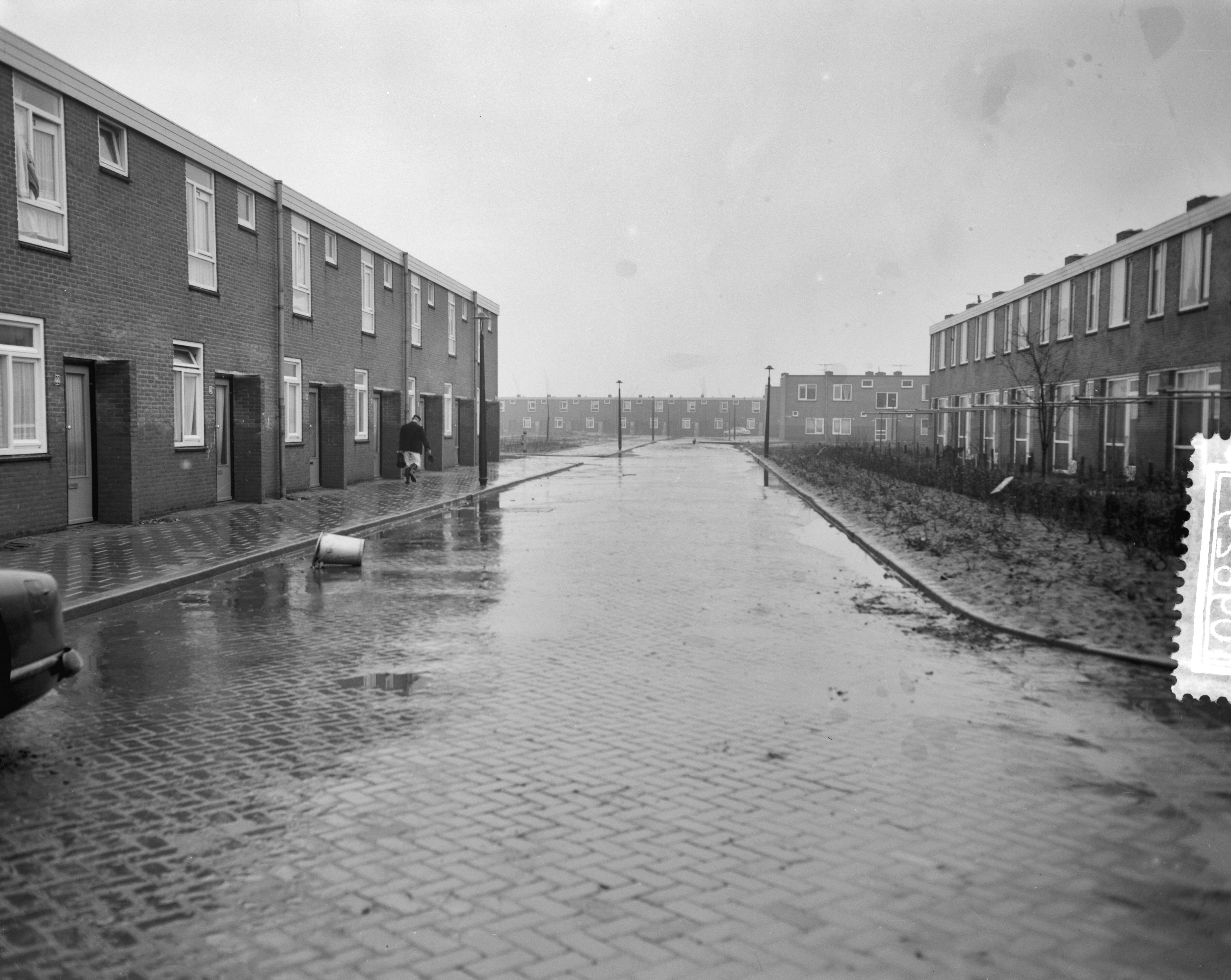 Ramp Tuindorp Oostzaan — Persrondgang door rampgebied Oostzaan — Foto: Bilsen, Joop van / Anefo. Licentie: Set B: Rechtenvrij / Publiek Domein. Bron: Nationaal Archief. http://hdl.handle.net/10648/a9a644ae-d0b4-102d-bcf8-003048976d84
