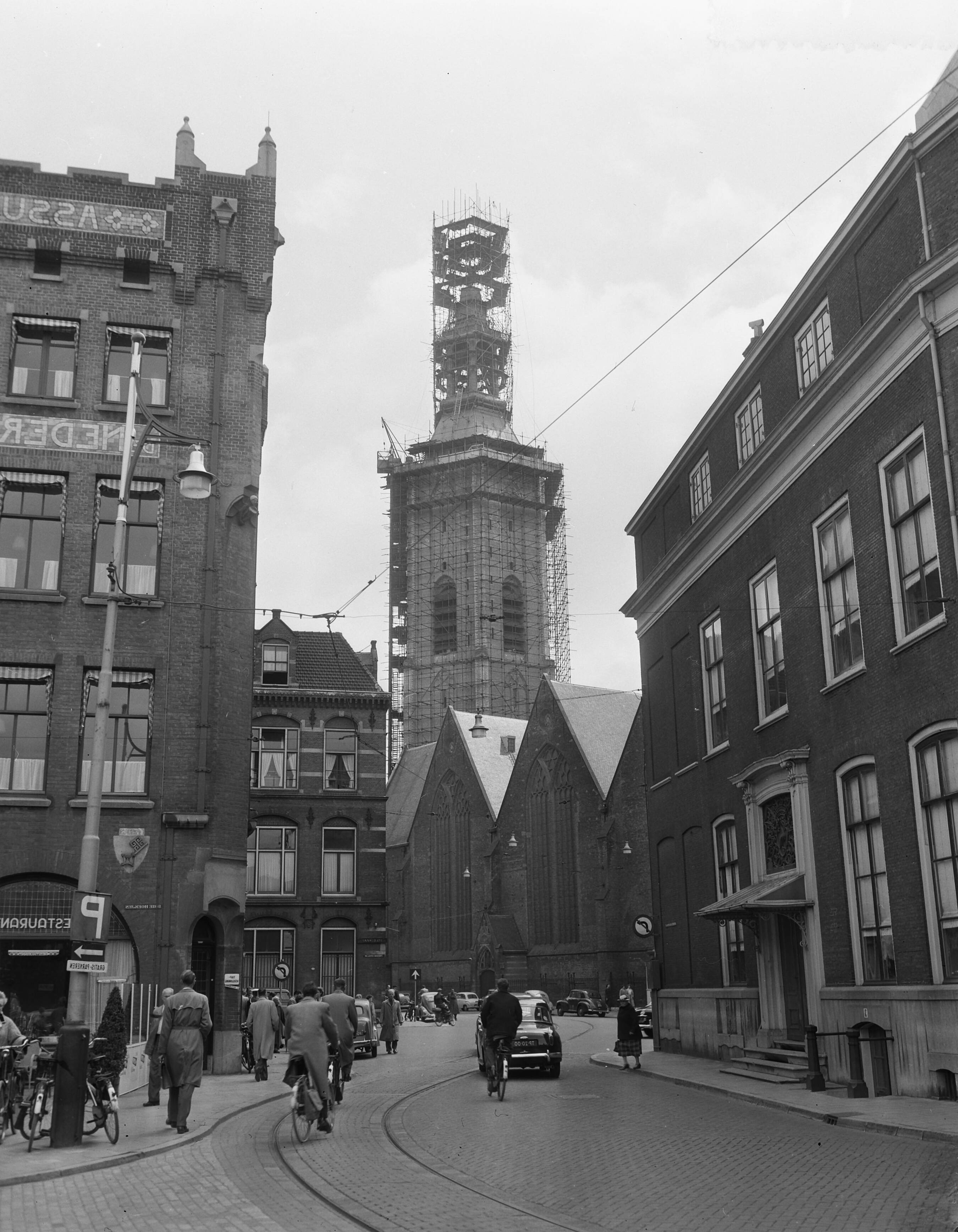 Fotocollectie Anefo — Restauratie Grote Kerk te Den Haag — Foto: Pot, Harry / Anefo. Licentie: Set B: Rechtenvrij / Publiek Domein. Bron: Nationaal Archief. http://hdl.handle.net/10648/a94a12c4-d0b4-102d-bcf8-003048976d84