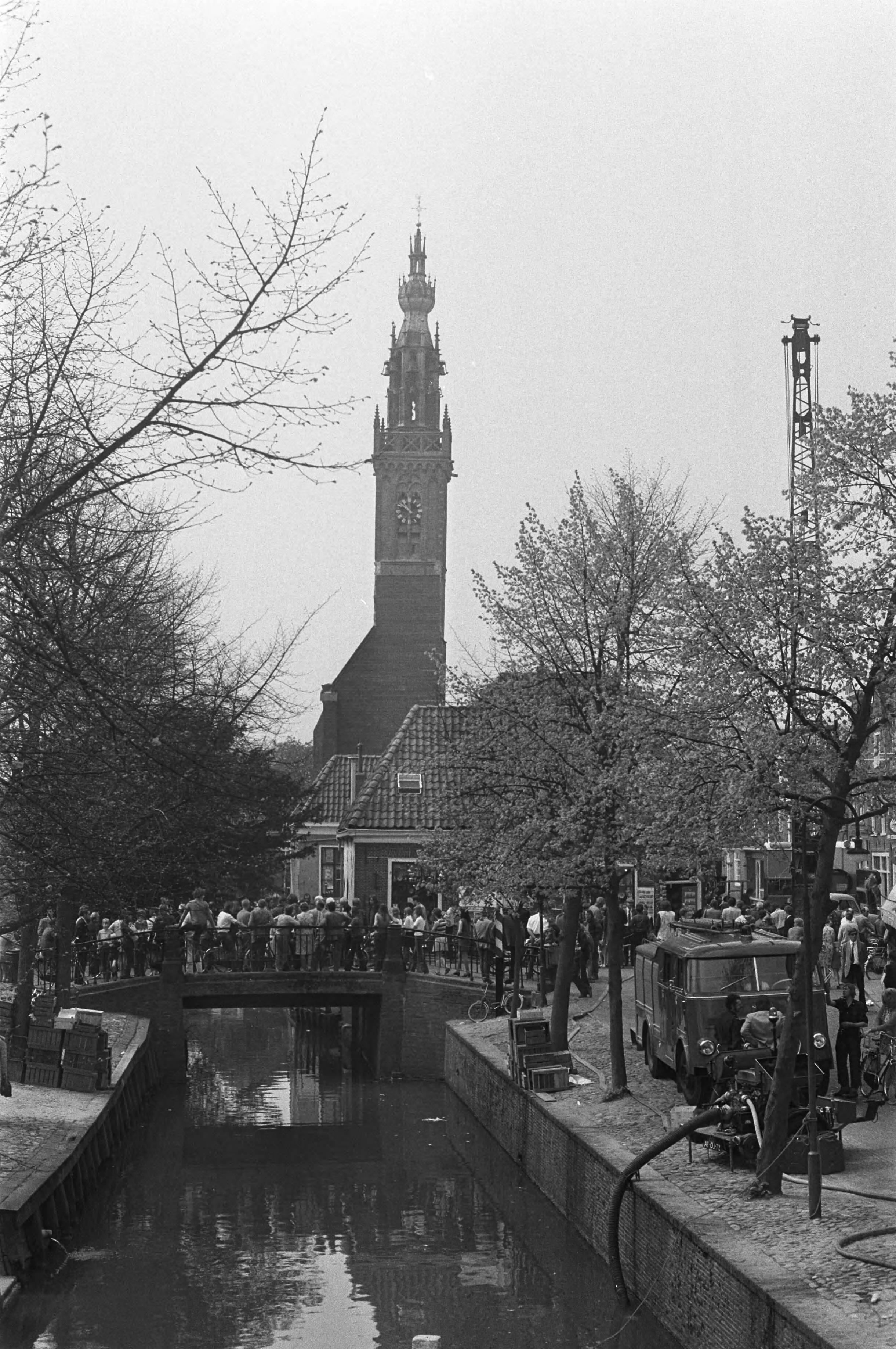 Speeltoren te Edam in restauratie — Speeltoren en belangstellenden — Foto: Fotograaf Onbekend / Anefo. Licentie: Set B: Rechtenvrij / Publiek Domein. Bron: Nationaal Archief. http://hdl.handle.net/10648/abe8c606-d0b4-102d-bcf8-003048976d84