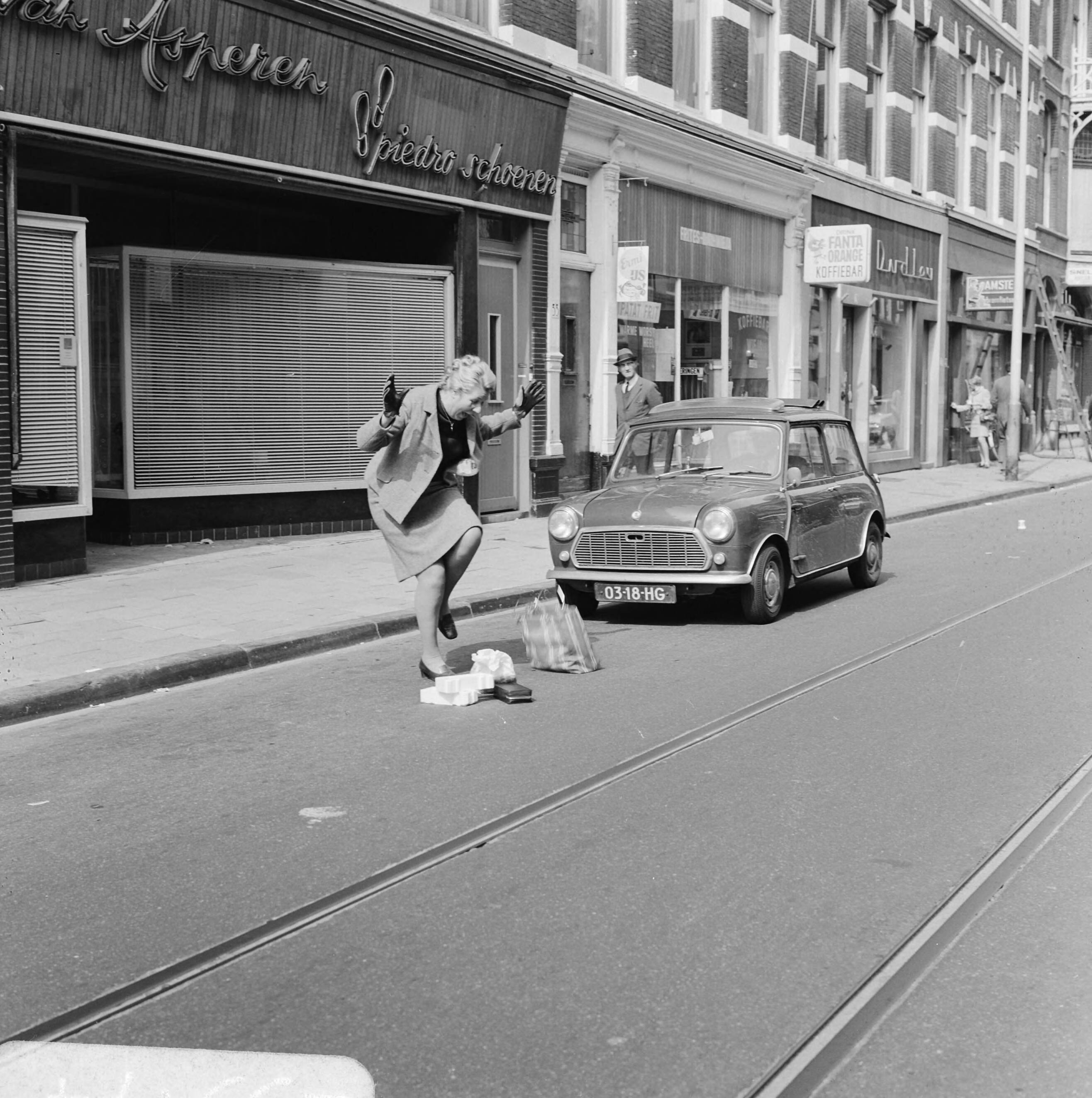 Fotocollectie Anefo — Opdracht Nederlandse Vereniging Bescherming Voetgangers verkeerssituatie, Den Haag — Foto: Fotograaf Onbekend / Anefo. Licentie: Set B: Rechtenvrij / Publiek Domein. Bron: Nationaal Archief. http://hdl.handle.net/10648/ab96de36-d0b4-102d-bcf8-003048976d84