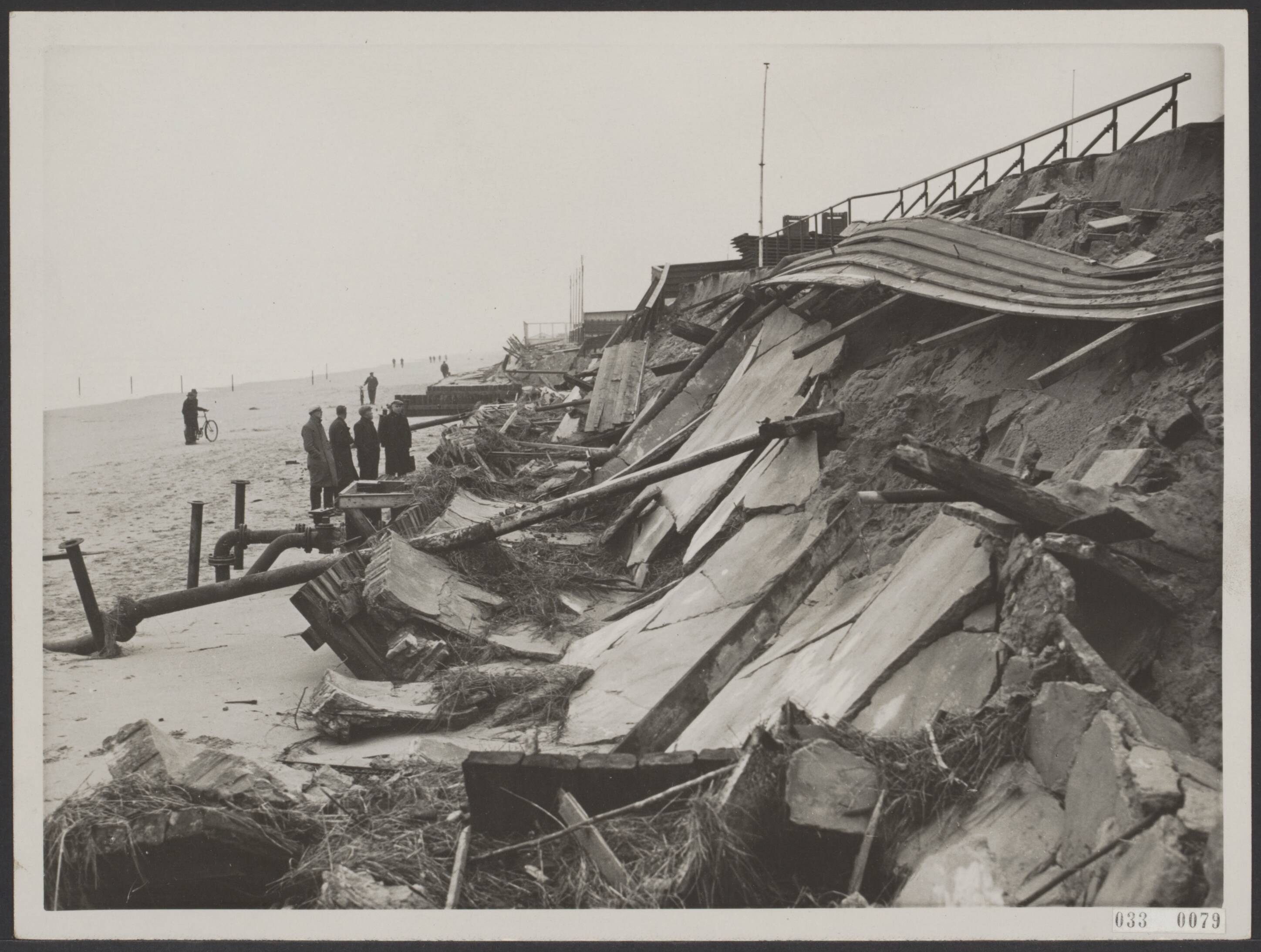 Fotocollectie Elsevier Binnenland — Verwoesting van het zwembad Noorderbad te Zandvoort door westerstorm — Foto: N.V. Polygoon. Licentie: Set B: Rechtenvrij / Publiek Domein. Bron: Nationaal Archief. http://hdl.handle.net/10648/ade5d106-d0b4-102d-bcf8-003048976d84