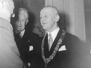 Fotocollectie Anefo — Installatie van burgemeester H.A.M.T. Kolfschoten van Den Haag — Foto: Bilsen, Joop van / Anefo. Licentie: Set B: Rechtenvrij / Publiek Domein. Bron: Nationaal Archief. http://hdl.handle.net/10648/a957bcd0-d0b4-102d-bcf8-003048976d84