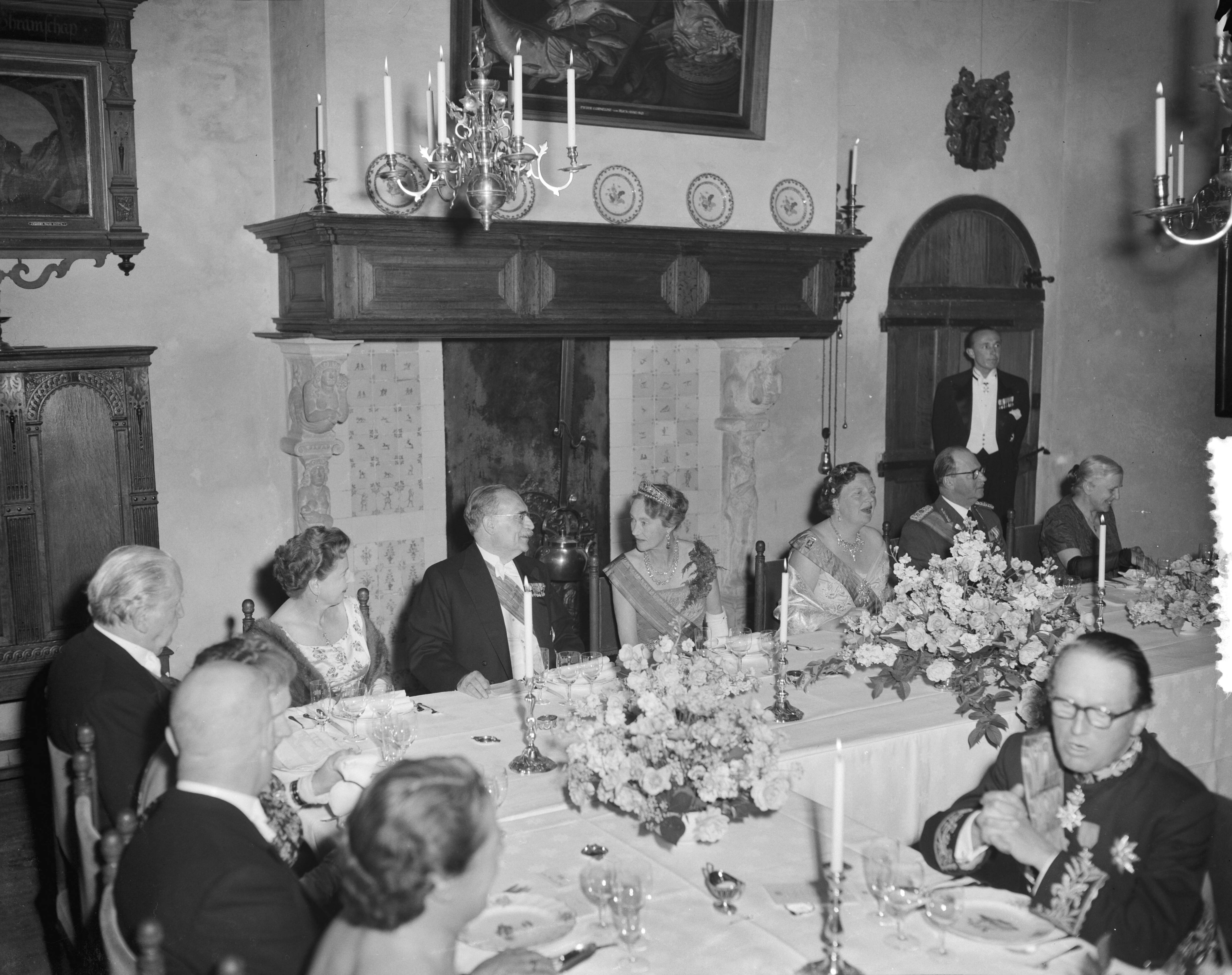 Staatsbezoek groothertogin Charlotte van Luxemburg en haar echtgenoot prins Felix — Bezoek Luxemburgs groot-hertogelijk paar. Derde dag. Haarlem (Diner) — Foto: Bilsen, Joop van / Anefo. Licentie: Set B: Rechtenvrij / Publiek Domein. Bron: Nationaal Archief. http://hdl.handle.net/10648/a9497224-d0b4-102d-bcf8-003048976d84