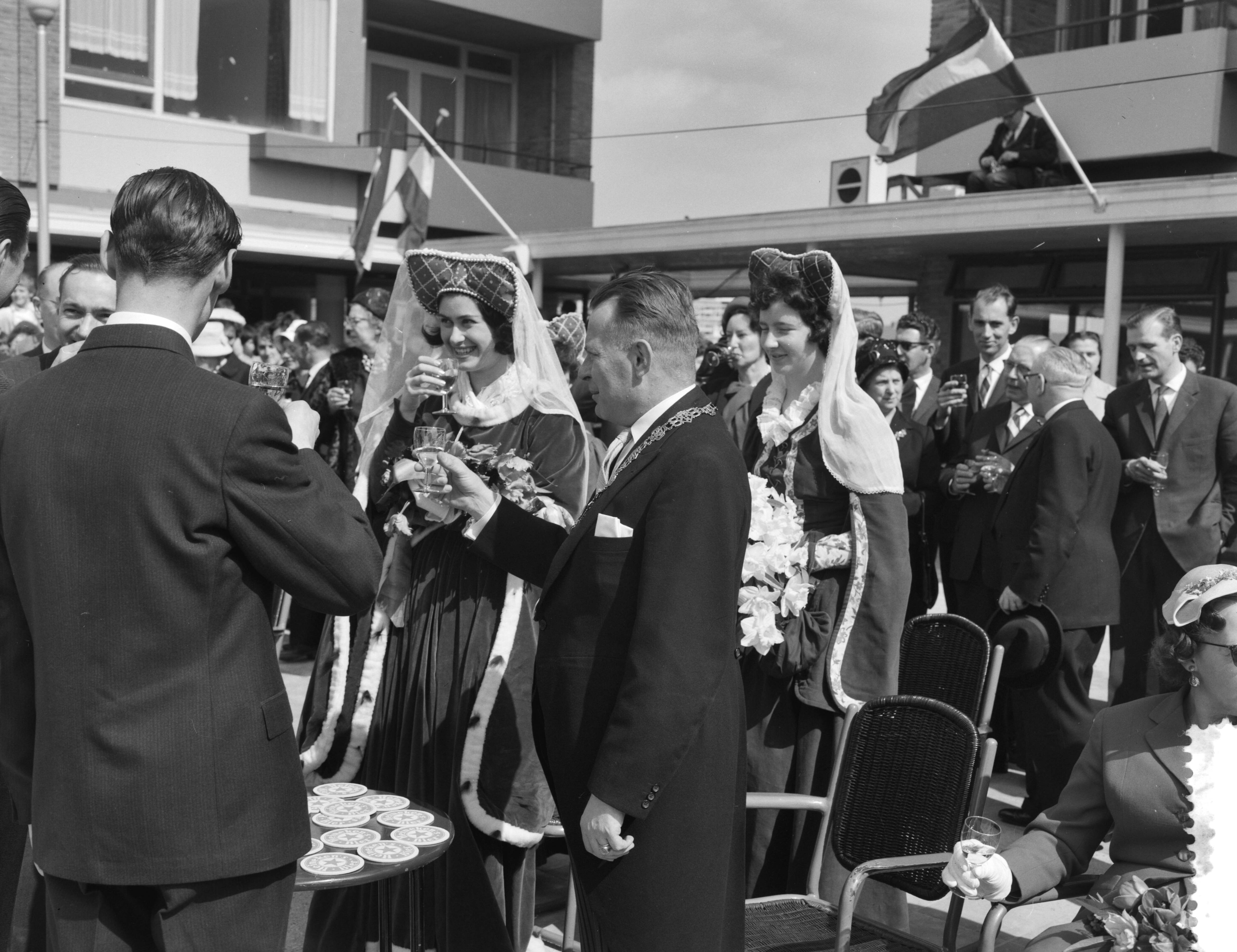 Fotocollectie Anefo — "Jacoba van Beieren" luistert plechtigheid op van opening nieuwe winkelcentrum in Breda. Opening van het winkelcentrum op het Brabantplein. Burgemeester Geuljans brengt een toost uit — Foto: Pot, Harry / Anefo. Licentie: Set B: Rechtenvrij / Publiek Domein. Bron: Nationaal Archief. http://hdl.handle.net/10648/a9d0e54c-d0b4-102d-bcf8-003048976d84