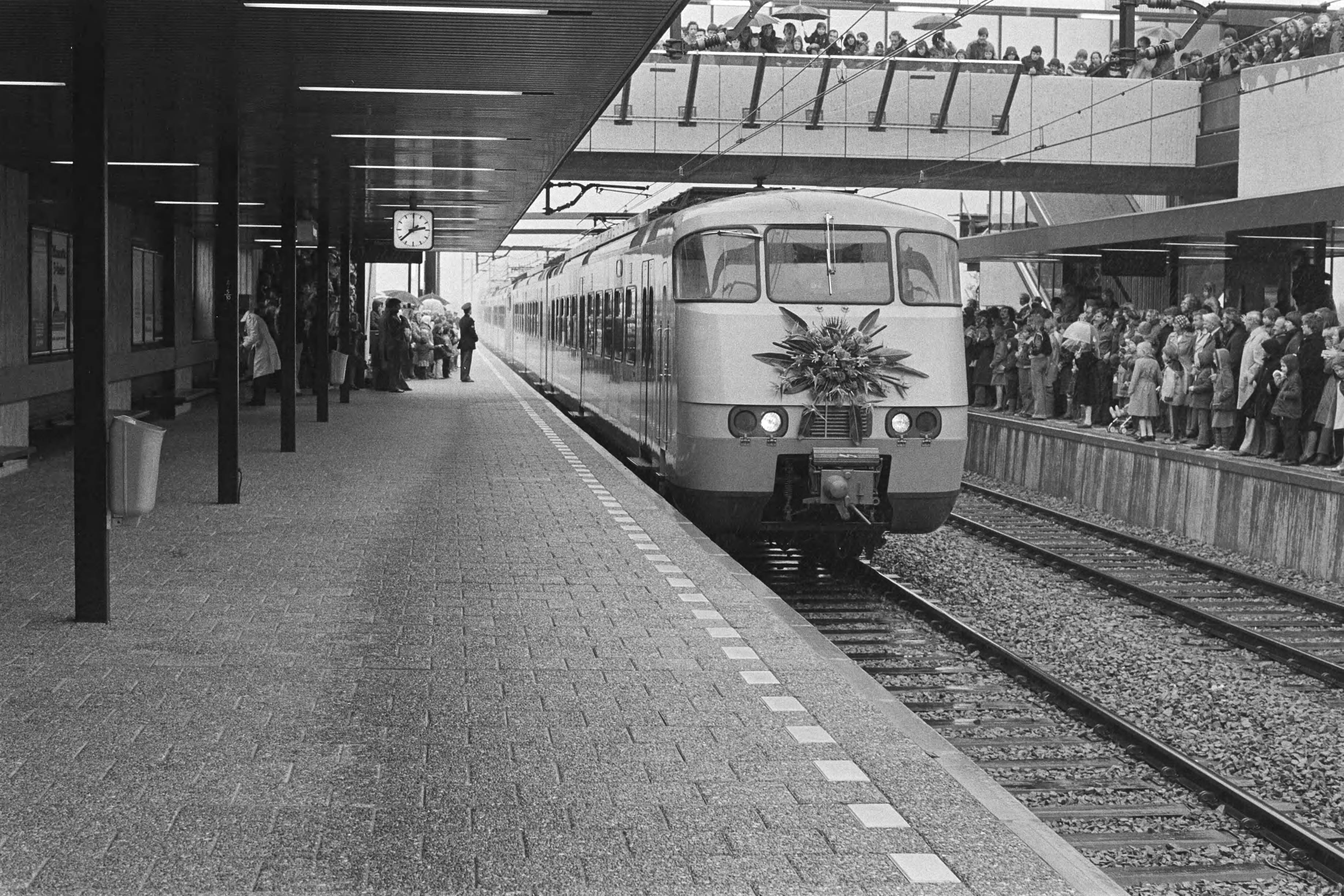 Fotocollectie Anefo — Prins Bernhard opent Zoetermeerlijn; de sprintertrein bij aankomst in Zoetermeer — Foto: Peters, Hans / Anefo. Licentie: Set B: Rechtenvrij / Publiek Domein. Bron: Nationaal Archief. http://hdl.handle.net/10648/ac9c3498-d0b4-102d-bcf8-003048976d84